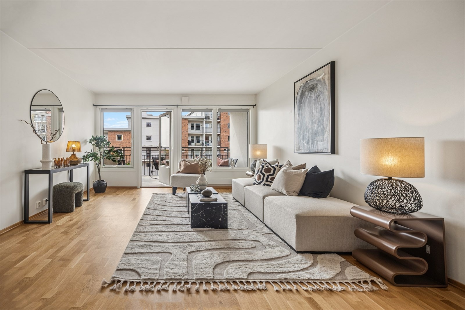 Leiligheten oppleves som lys og luftig og har en god planløsning i byggets 4. etasje. Galleribilde