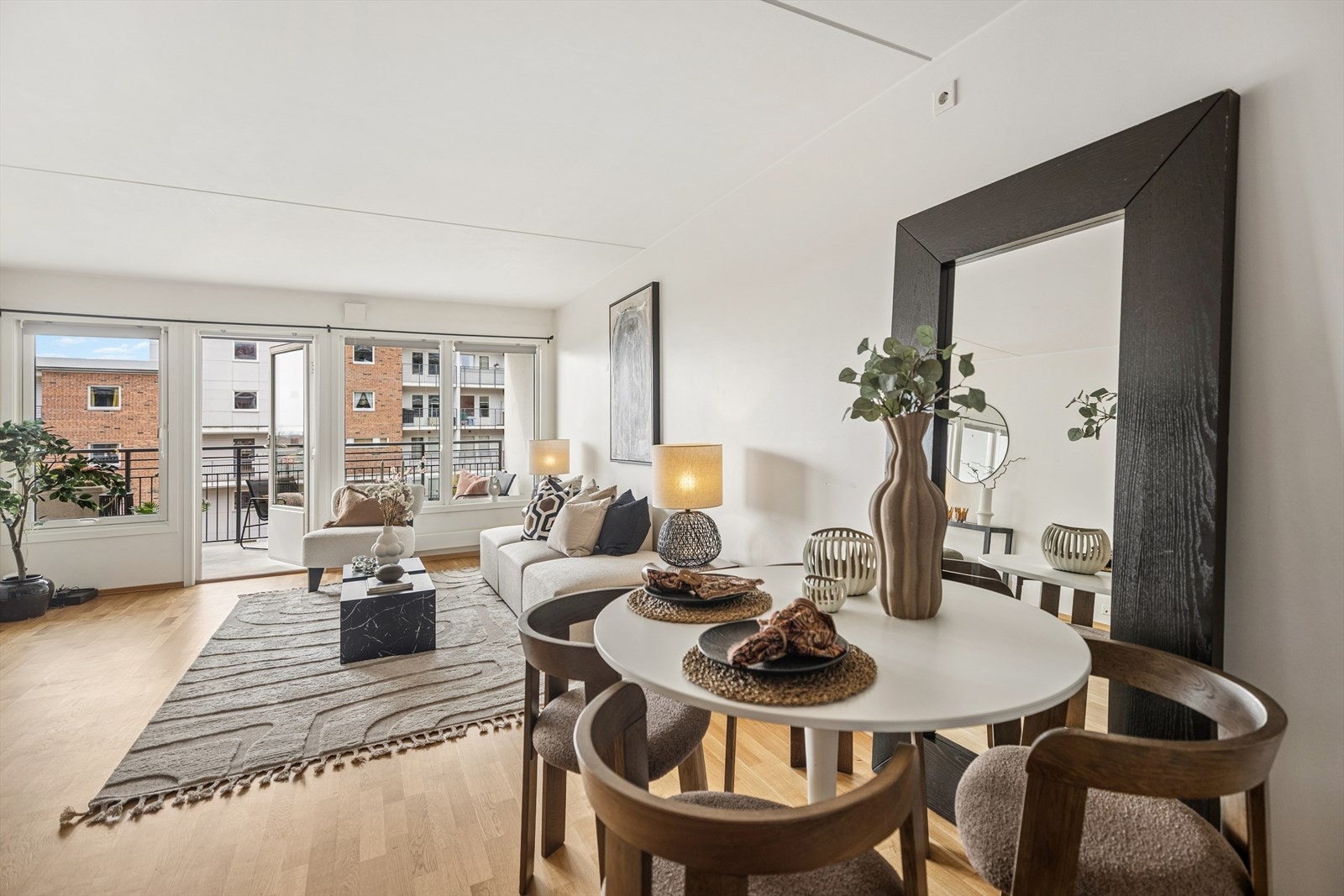Store vindusflater slipper inn godt med naturlig lys. Det er også fin plass til spisebord like ved kjøkkenet. Galleribilde