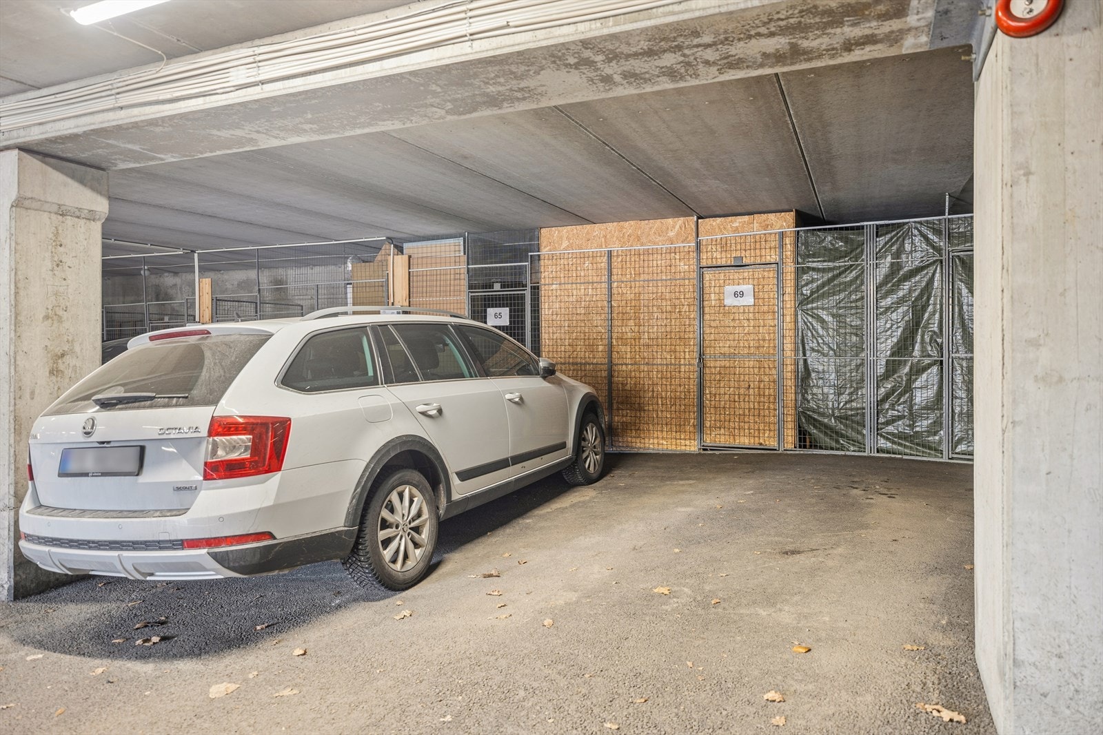 Her medfølger egen parkeringsplass med mulighet for elbillader og entilhørende bod på 5m². Galleribilde
