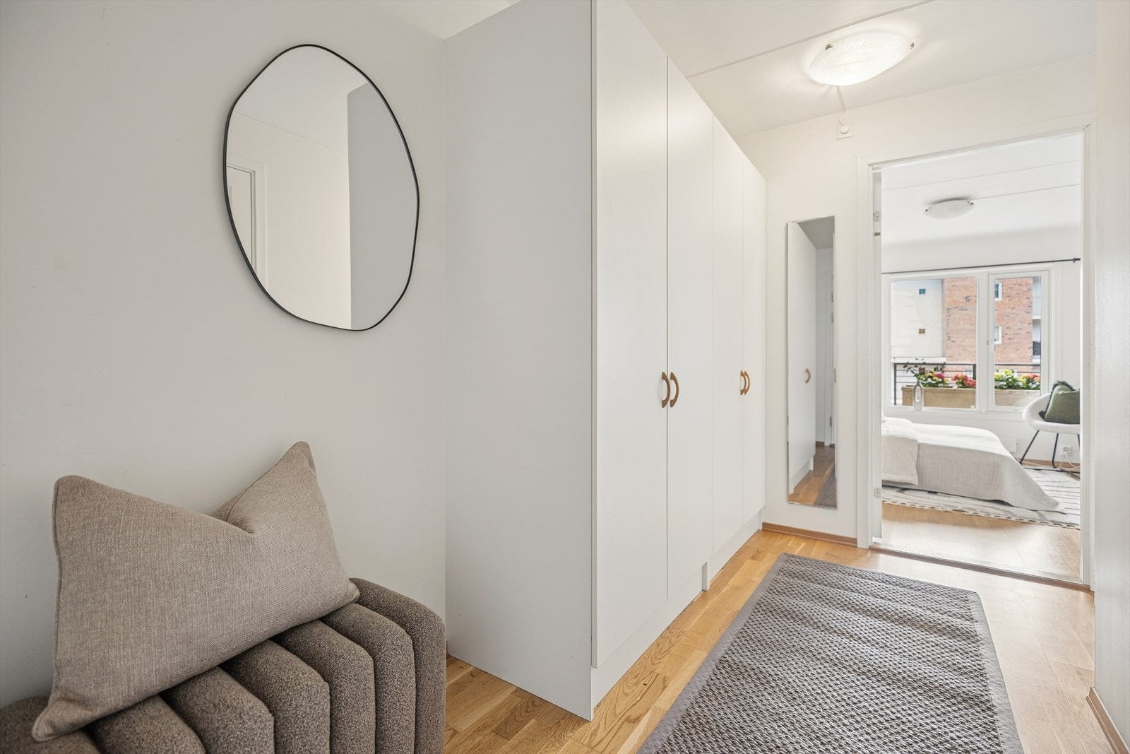 Det første du møter når du kommer inn er en romslig entré/ gang. Galleribilde