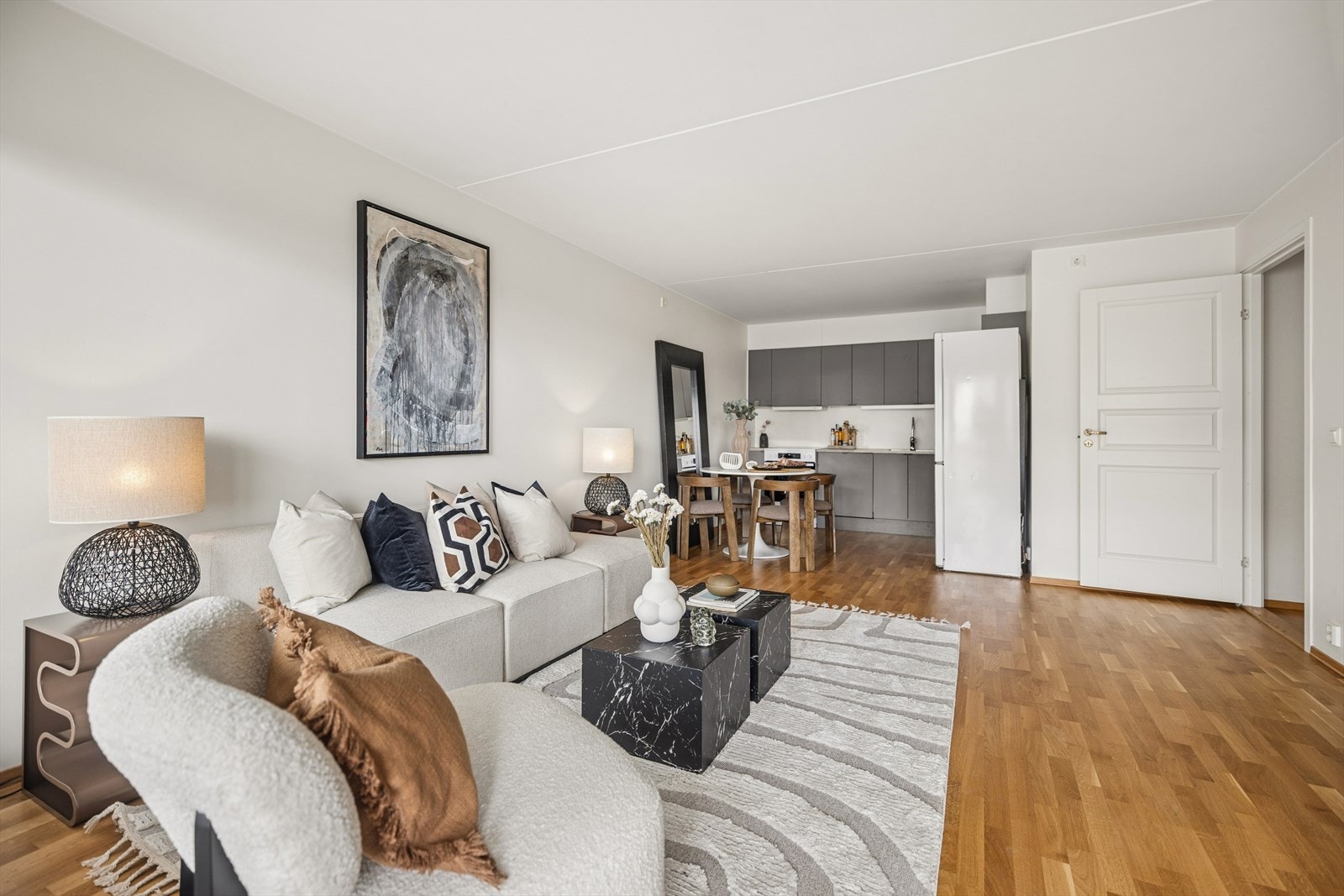 Stuen er er av god størrelse og har plass til sofagruppe og annet møblement. Galleribilde