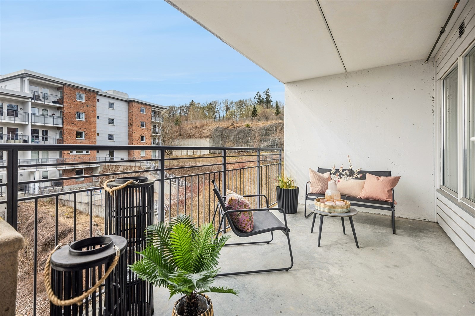 Leiligheten har sydvestvendt overbygd terrasse på 13 m² med utgang fra stue. Galleribilde