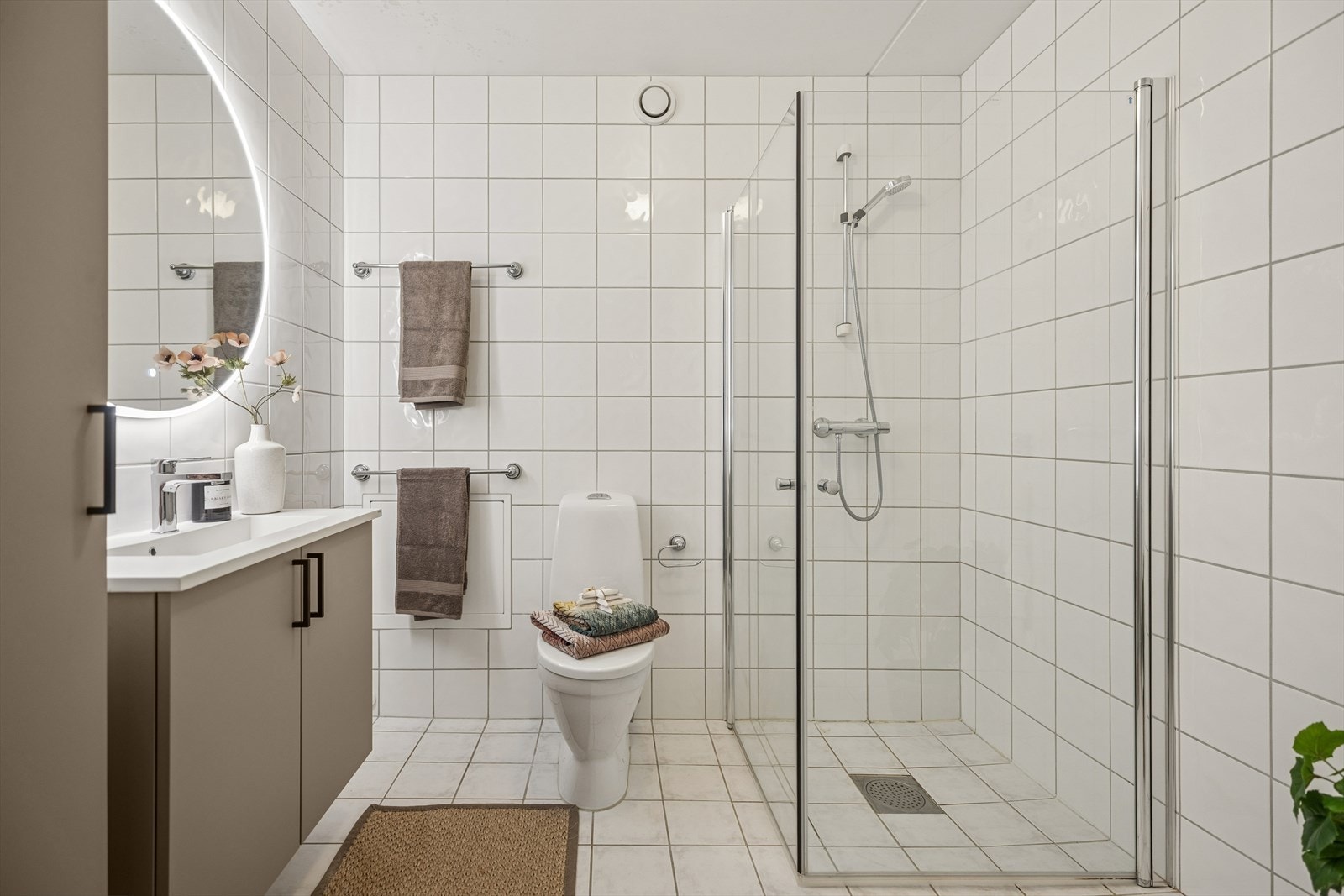 Badet har nyere baderomsinnredning fra 2024 med nedfelt servant, frittstående toalett og dusjhjørne med dører i herdet glass. Galleribilde