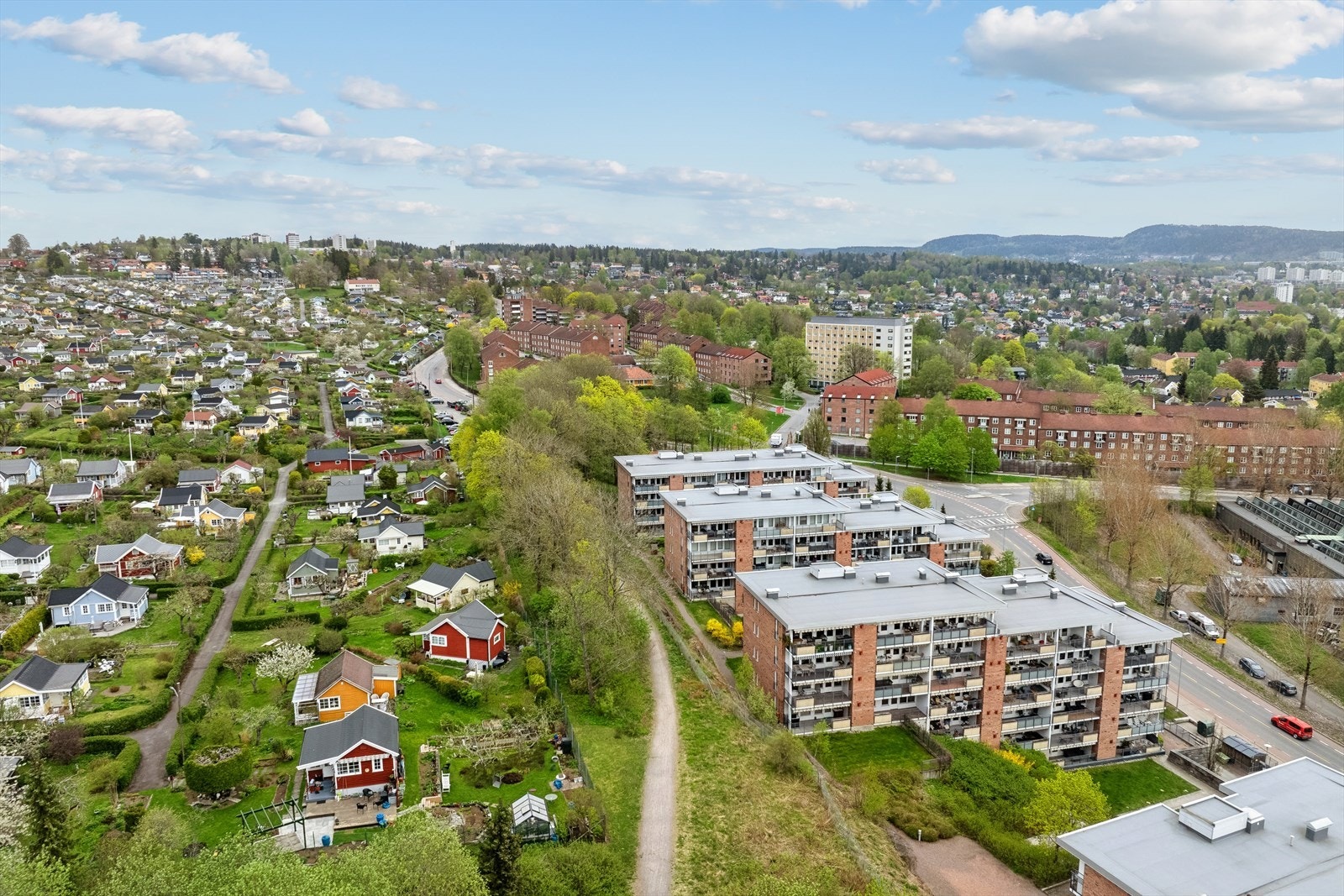 Attaktivt område i Sogn terrasse boligsameie. Sentralt beliggende med kort vei til off. komm., butikker og servicefasiliteter. Dronebilde av nærområdet. Galleribilde