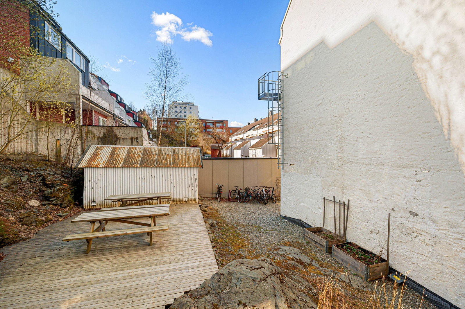 Felles uteområde med sitteplasser - perfekt for hyggelige stunder utendørs. Galleribilde