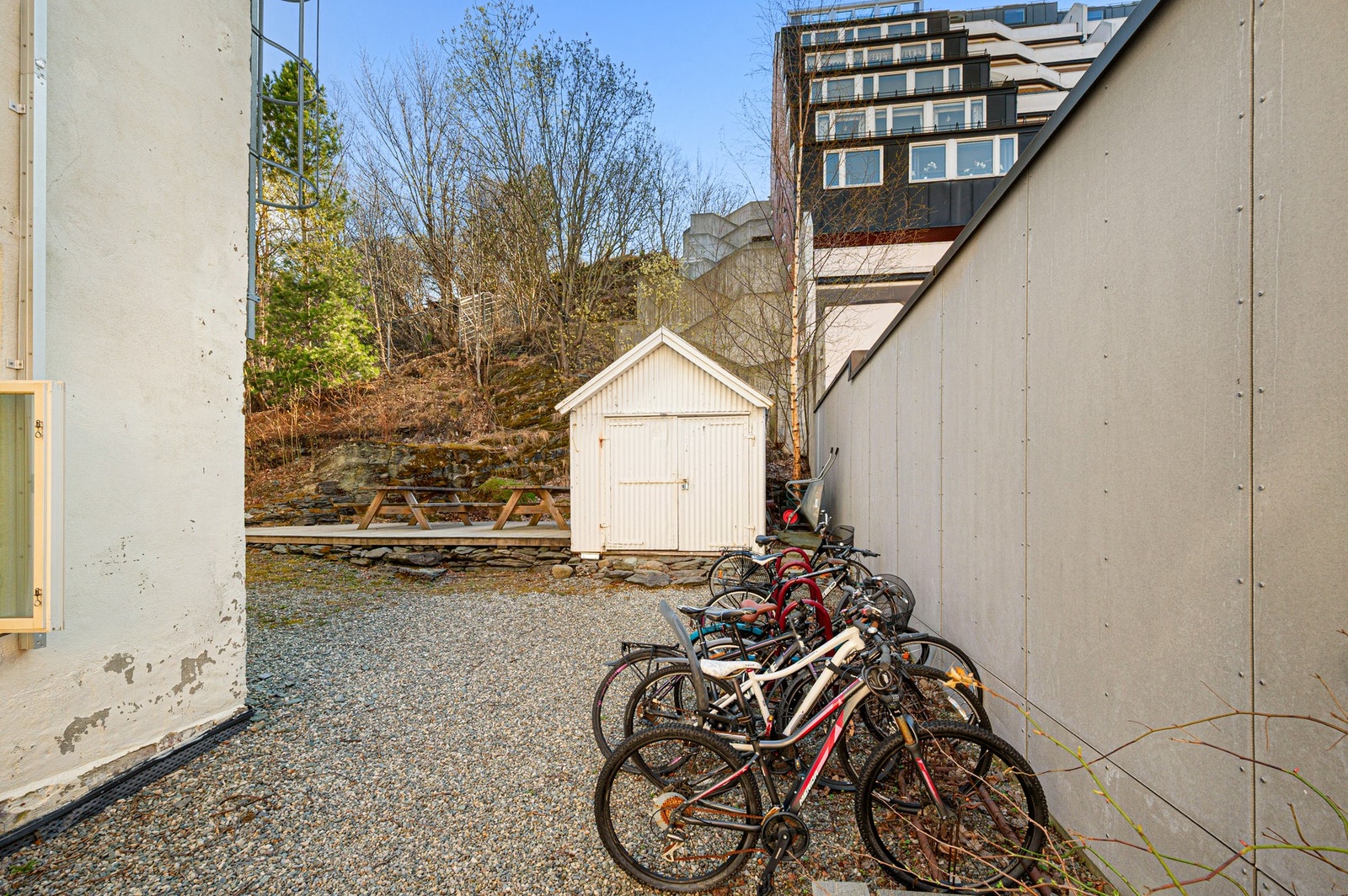 Gode fasiliteter i bakgården med tilrettelagt plass for sykler. Galleribilde