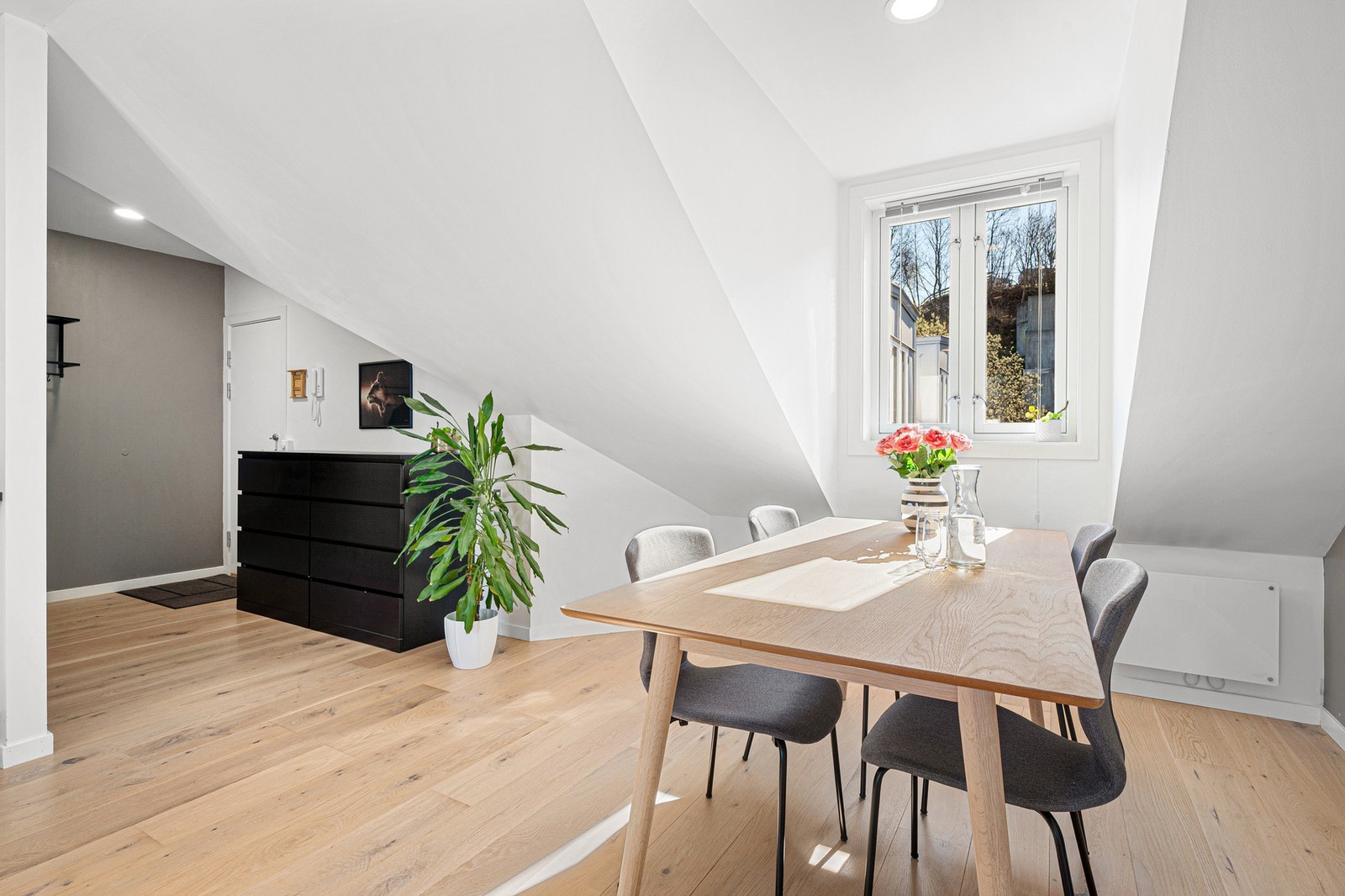 Flere store vindusflater i rommet gir leiligheten et godt og naturlig lys. Galleribilde