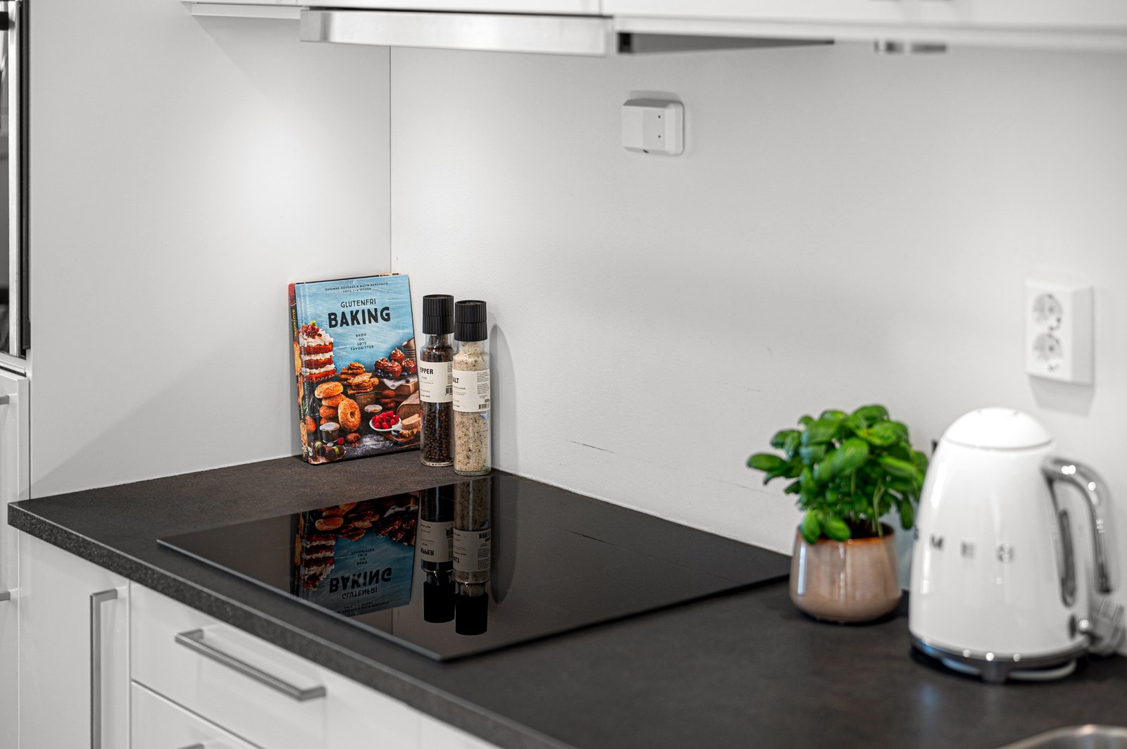 Kjøkkenet har laminert benkeplate og splitter ny platetopp. Galleribilde
