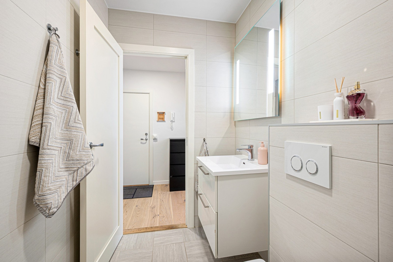 Badet fremstår i god tilstand og har varme i gulv. Galleribilde