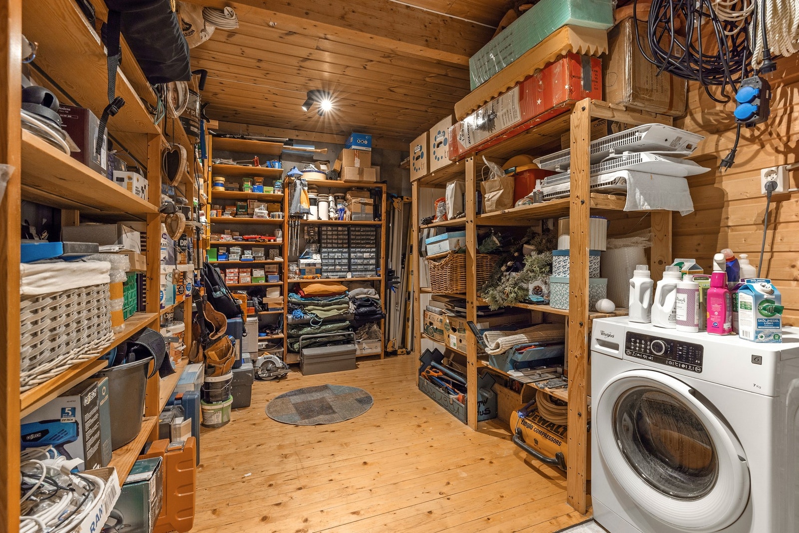 Stort teknisk rom/bod tilknyttet hoveddelen, med opplegg for vaskemaskin. Galleribilde