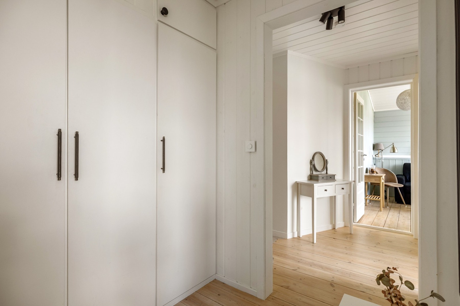 Masse integrert skapplass i hybelen. Galleribilde