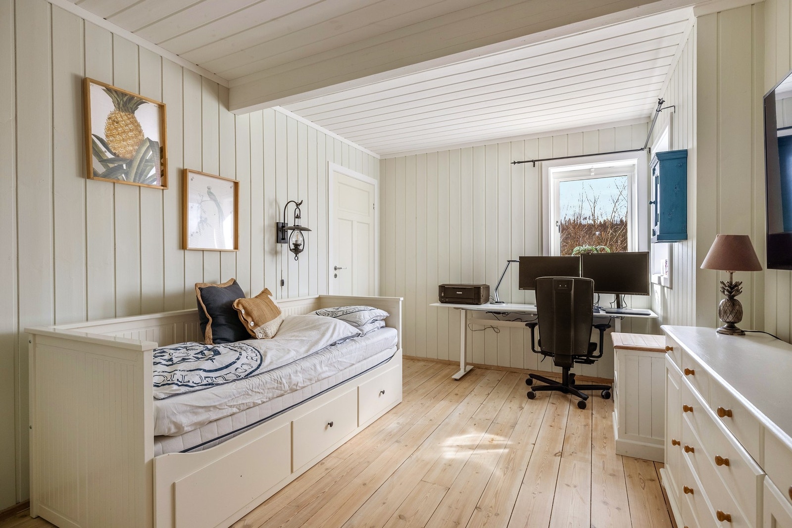 I underetasjen finner du et ekstra soverom/kontor. Galleribilde