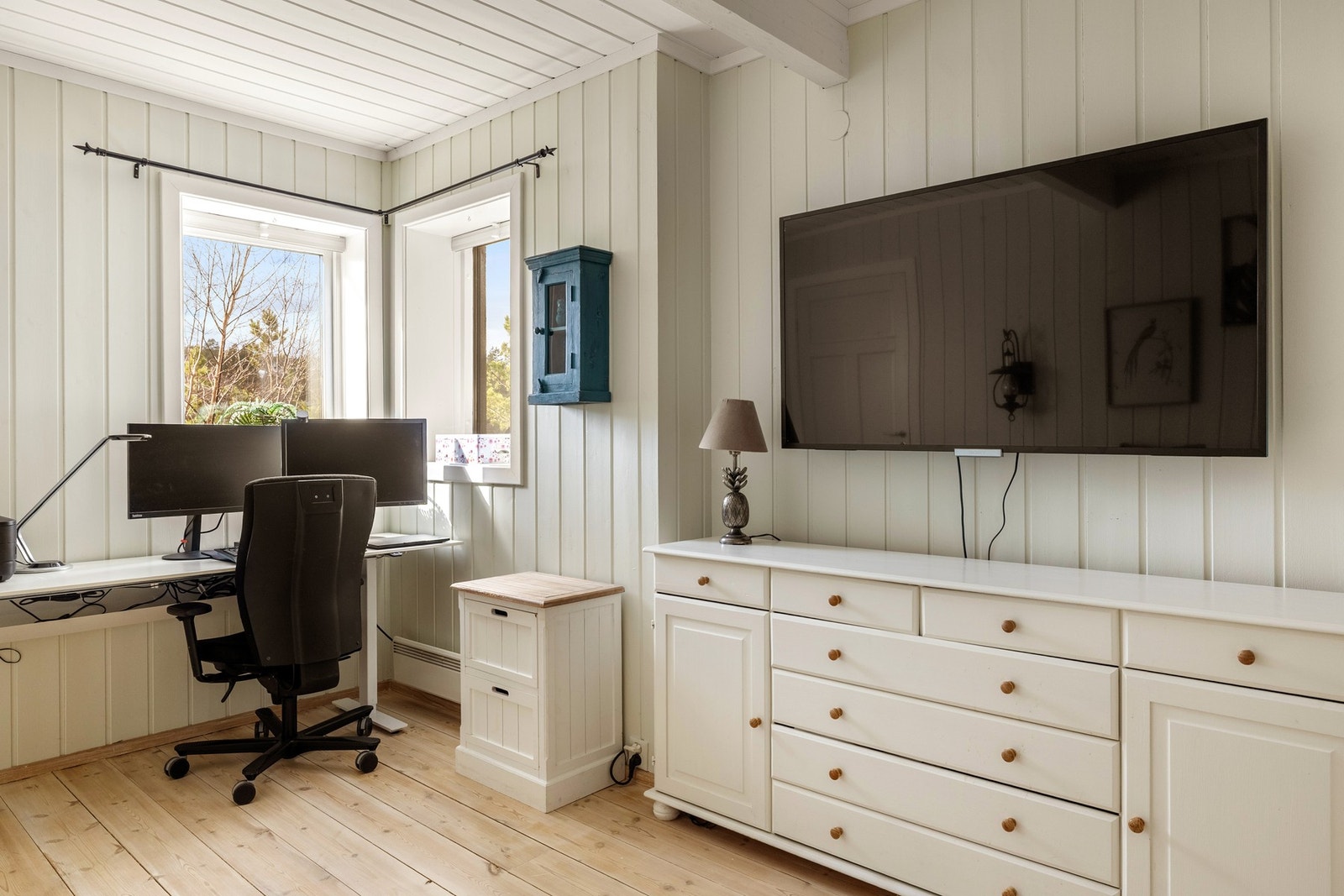 Legg merke til det pene heltre gulvet som går igjen i underetasjen. Galleribilde