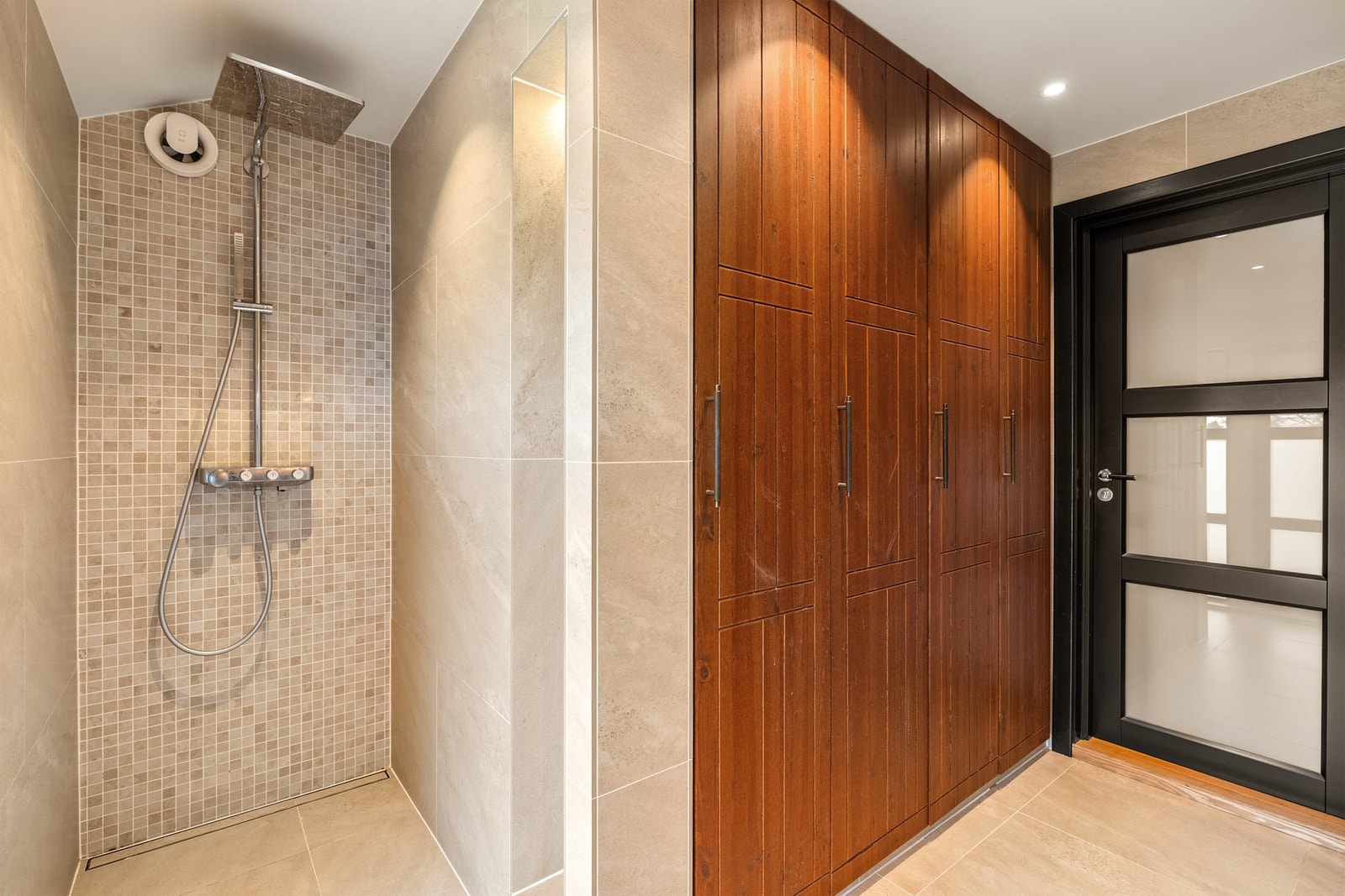 Badet er godt utstyrt med plassbygde skap for praktisk oppbevaring. Galleribilde