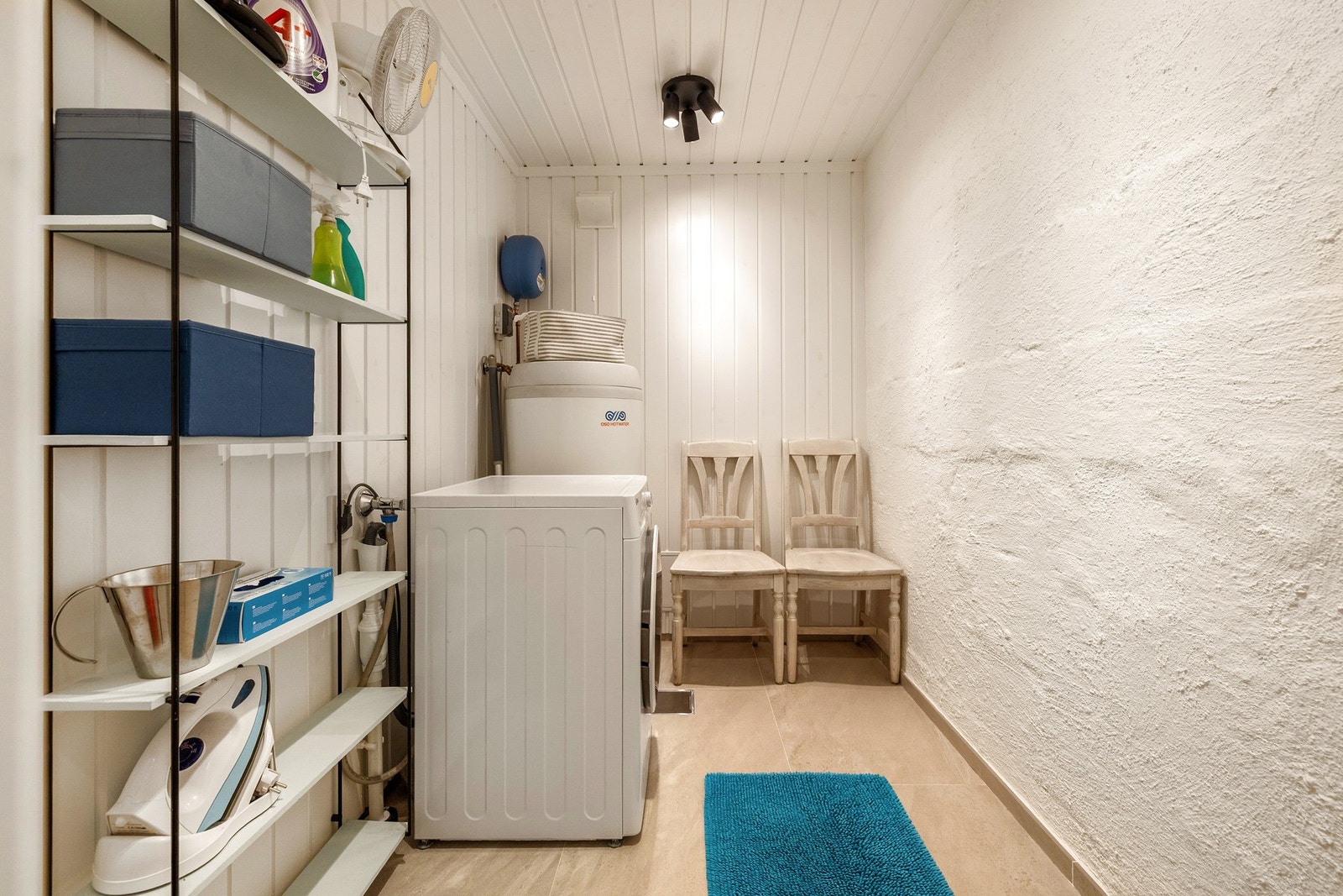Moderne vaskerom tilknyttet hybelen med store gulvfliser, egen varmtvannstank og termostatstyrte varmekabler i gulv. Galleribilde