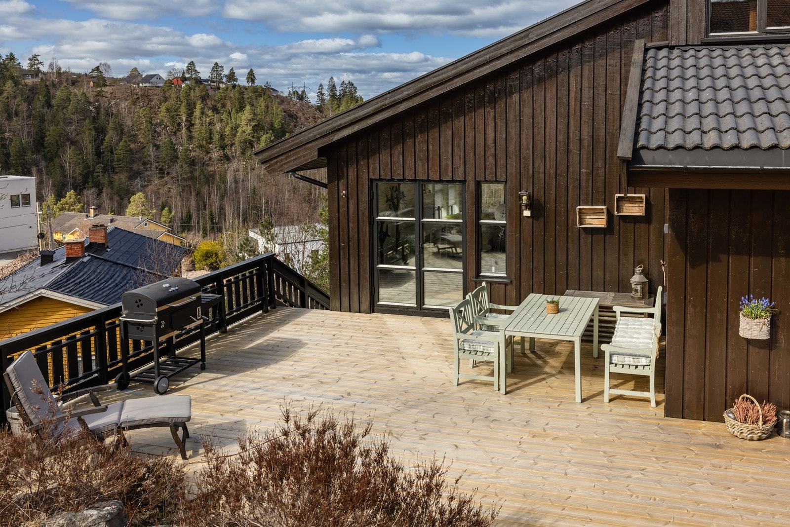 Her er det godt med plass til sittegrupper og grill. Galleribilde