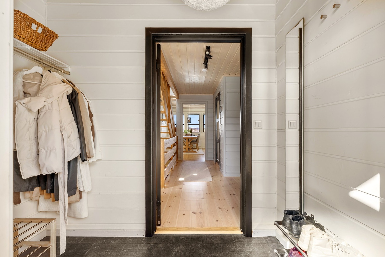 I gangen er det god plass til oppheng for jakker og skohyller. Galleribilde