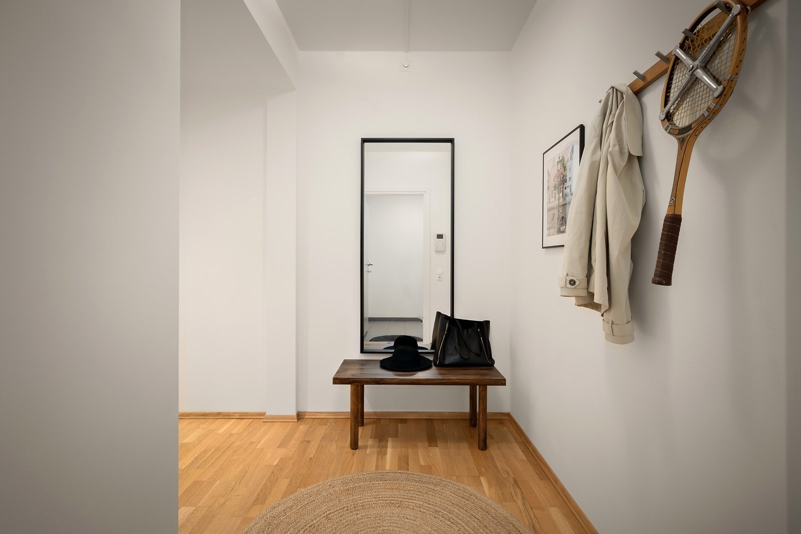Det første som møter deg i leiligheten er en romslig entré i lyse toner. Galleribilde