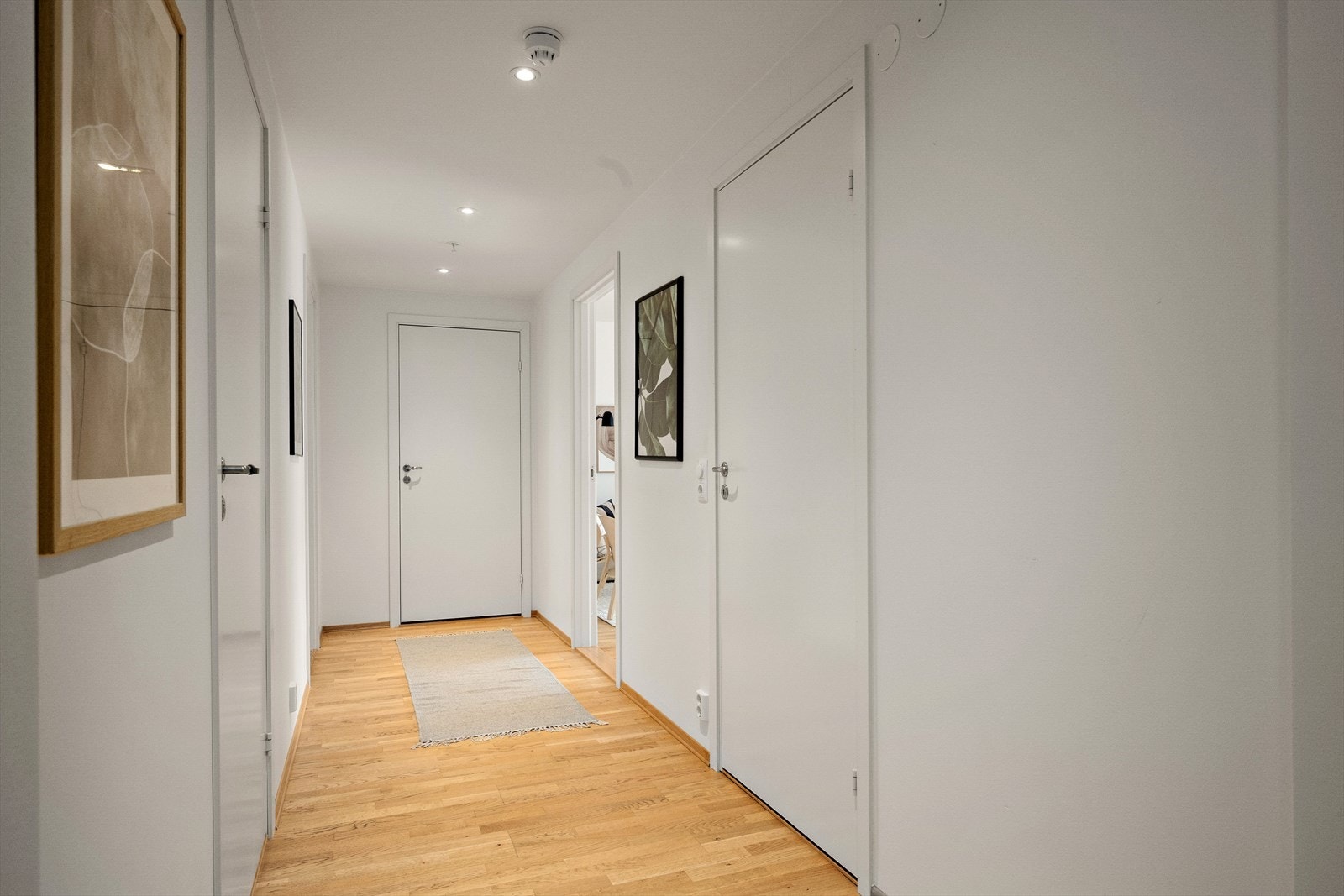 Her er det plass for montering av knaggrekke på vegg for oppheng av ytterbekledning. I tillegg er det rom for kommode og andre smarte oppbevaringsløsninger. Galleribilde