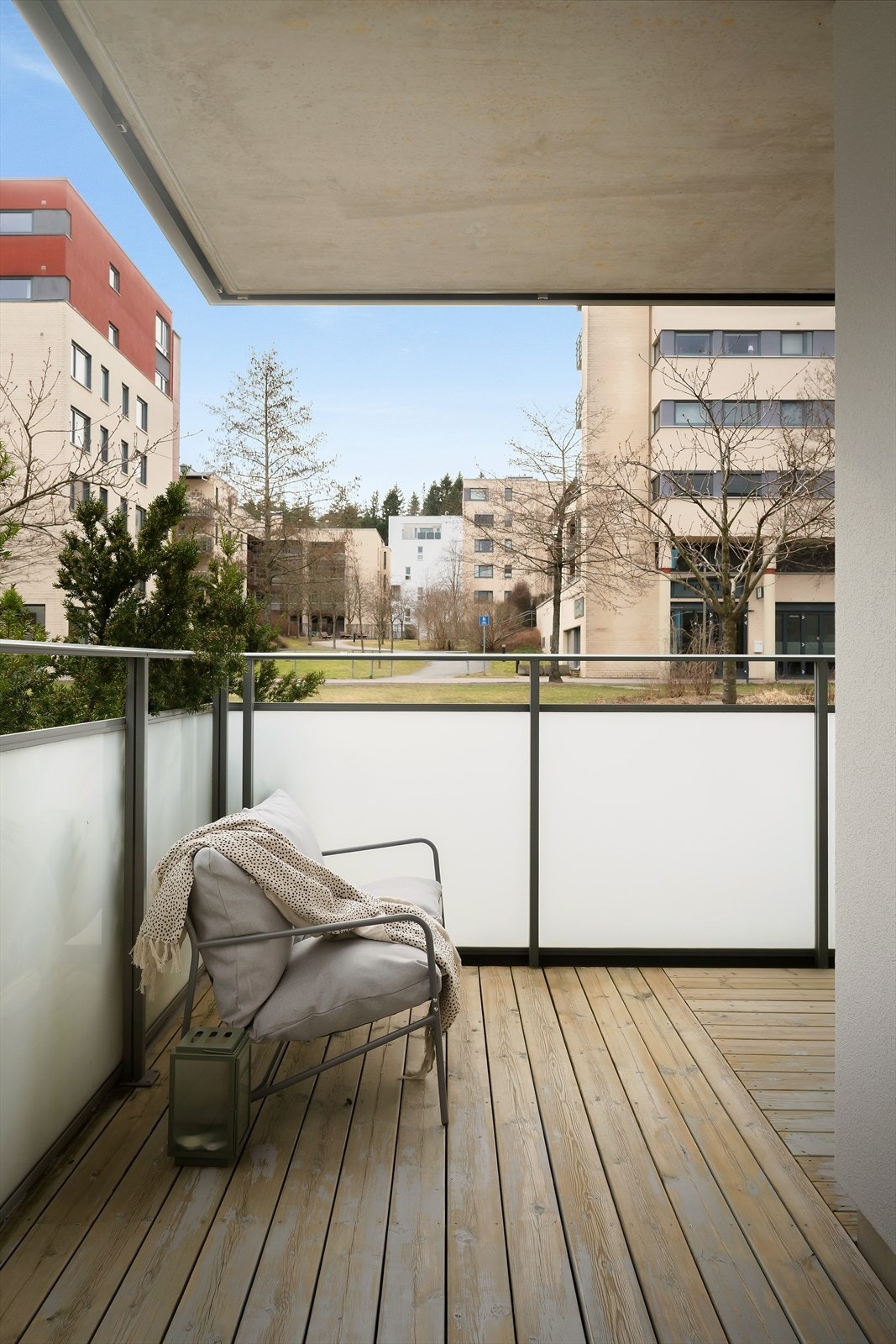 Fra terrassen er det utsikt mot plen og grønne fellesarealer. Galleribilde
