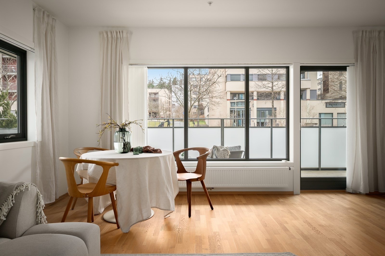 Og som en forlengelse av stuen på sommerhalvåret har du en terrasse på hele 22 m² med gode solforhold. Galleribilde