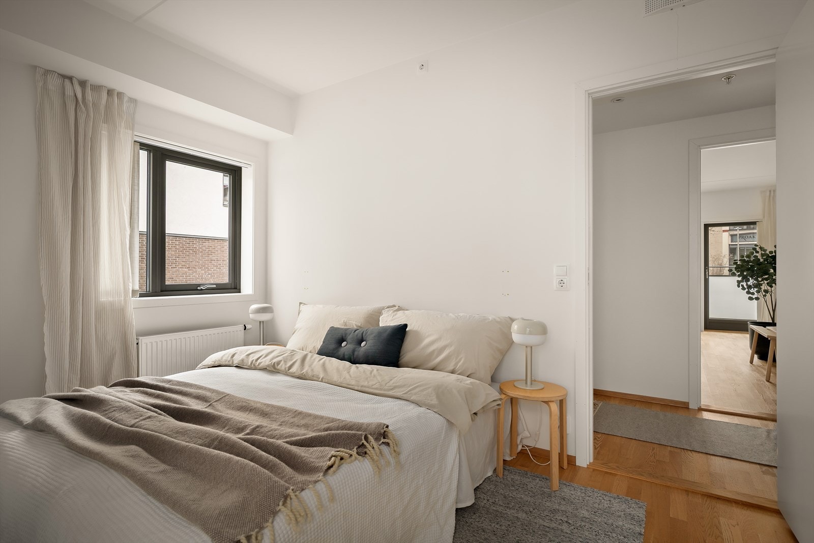 Det er to rom av god størrelse, det ene måler 12,56 m² og det minste er på 8,23 m². Galleribilde