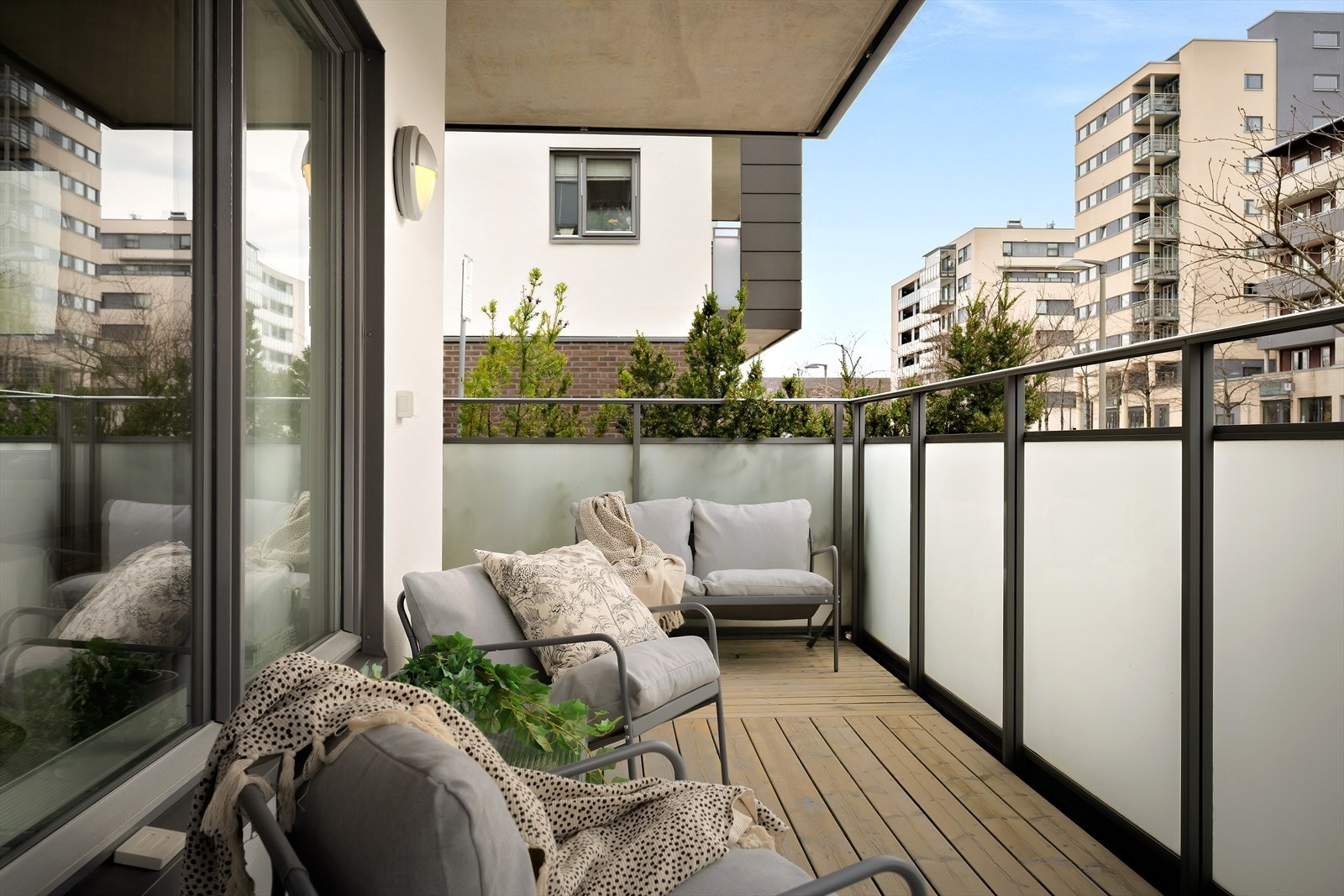 Med plass til sittegruppe og gassgrill kan man nyte måltidene ute når været tillater det. Galleribilde