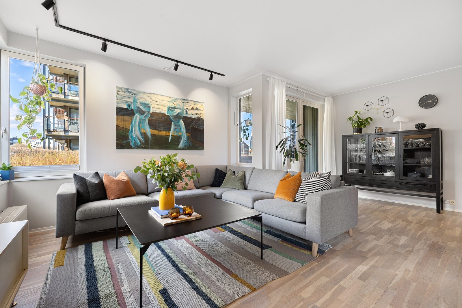 Store vindusflater gir rikelig med naturlig lysinnslipp. Legg merke til de dype vinduskarmene og plassbygde plisségardinene. Galleribilde