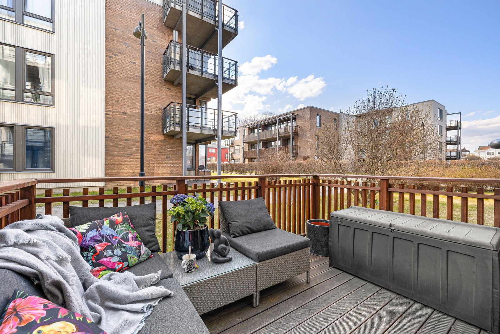 Terrasse 2 har et sjarmerende rekkverk i tre. Mulighet for etablering av sittegruppe og annet ønskelig utendørsmøblement også her. Galleribilde