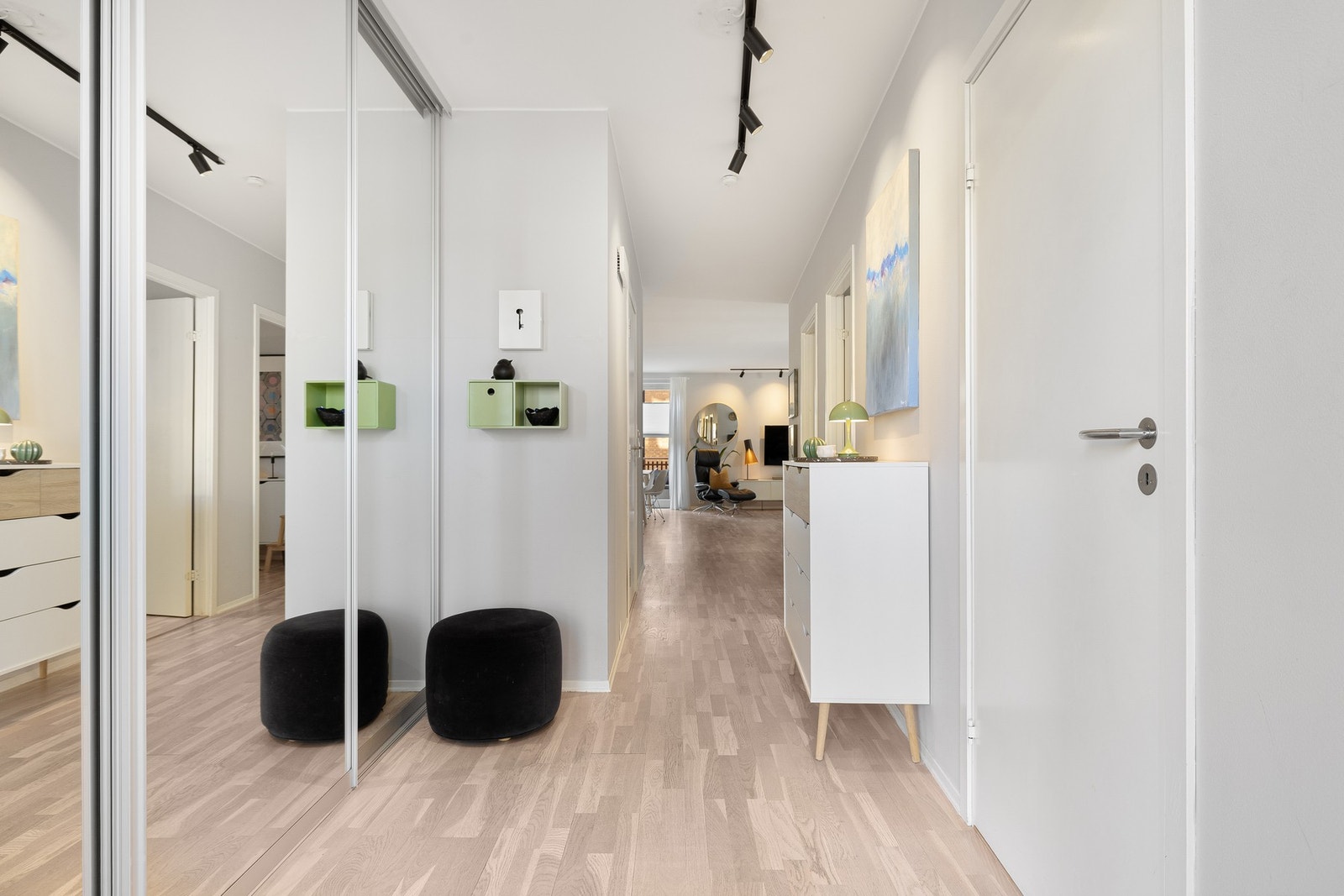 Ved entréen har du en stor og romslig skyvedørsgarderobe for oppbevaring av sko og yttertøy. Galleribilde