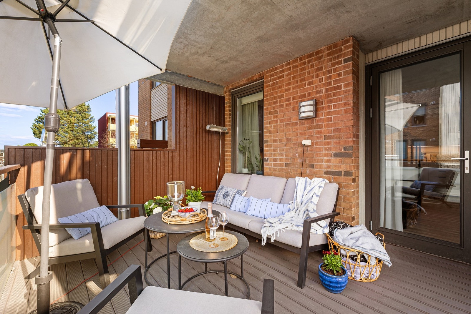 Utebelysning, terrassevarmer og dobbeltstikk på vegg. Galleribilde