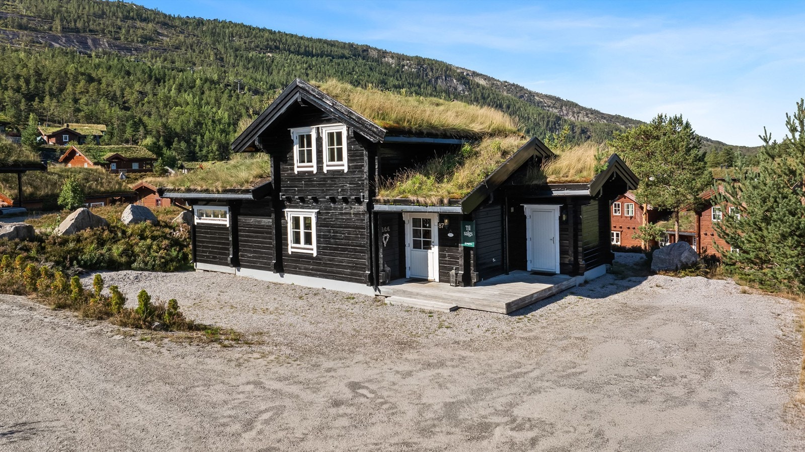 Eiendommen ligger tilbaketrukket uten gjennomgangstrafikk Galleribilde