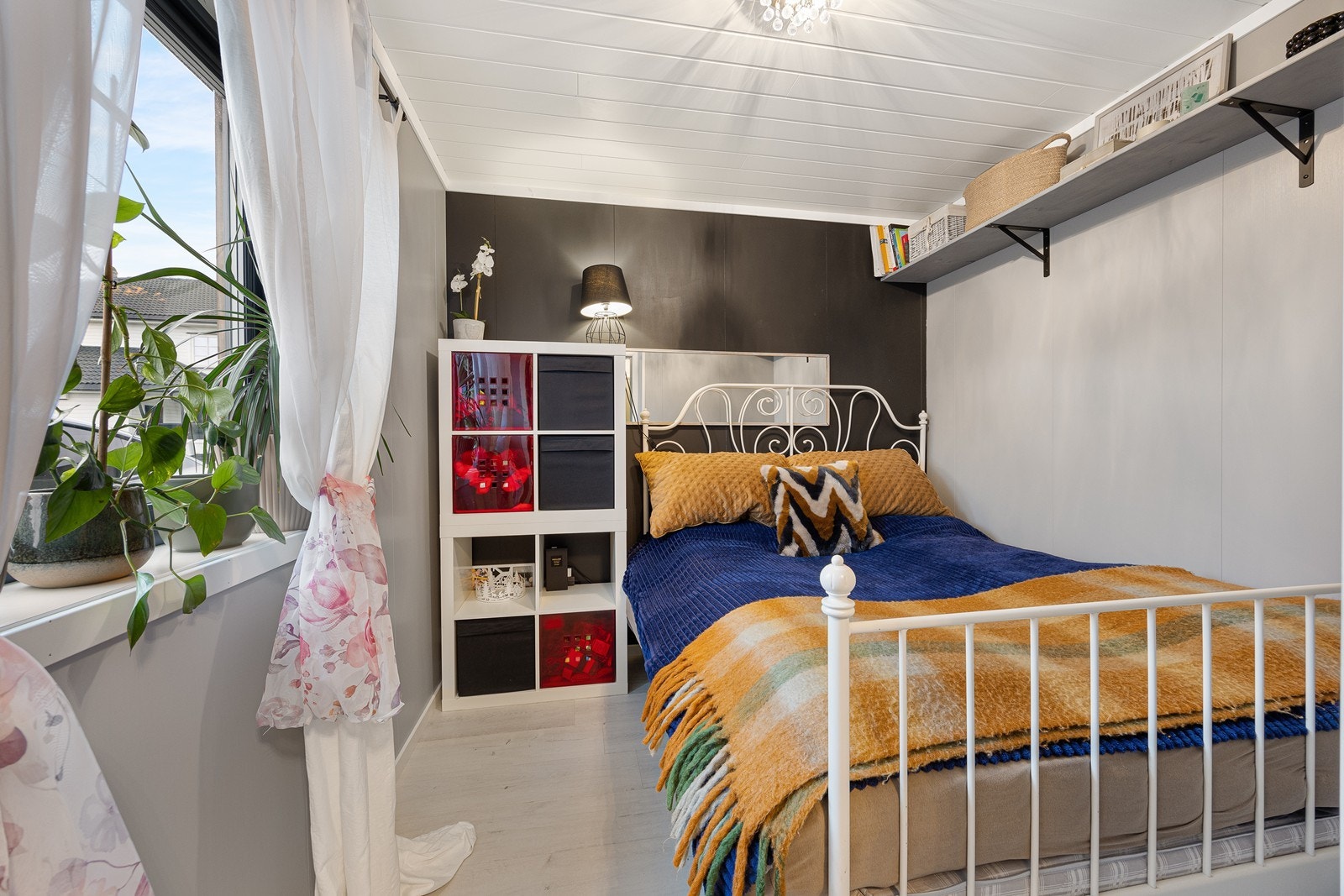 Boligen har fire pene soverom, fordelt med ett i 1. etasje og tre samlet i 2. etasje. Bildet viser soverommet i 1. etasje. Galleribilde