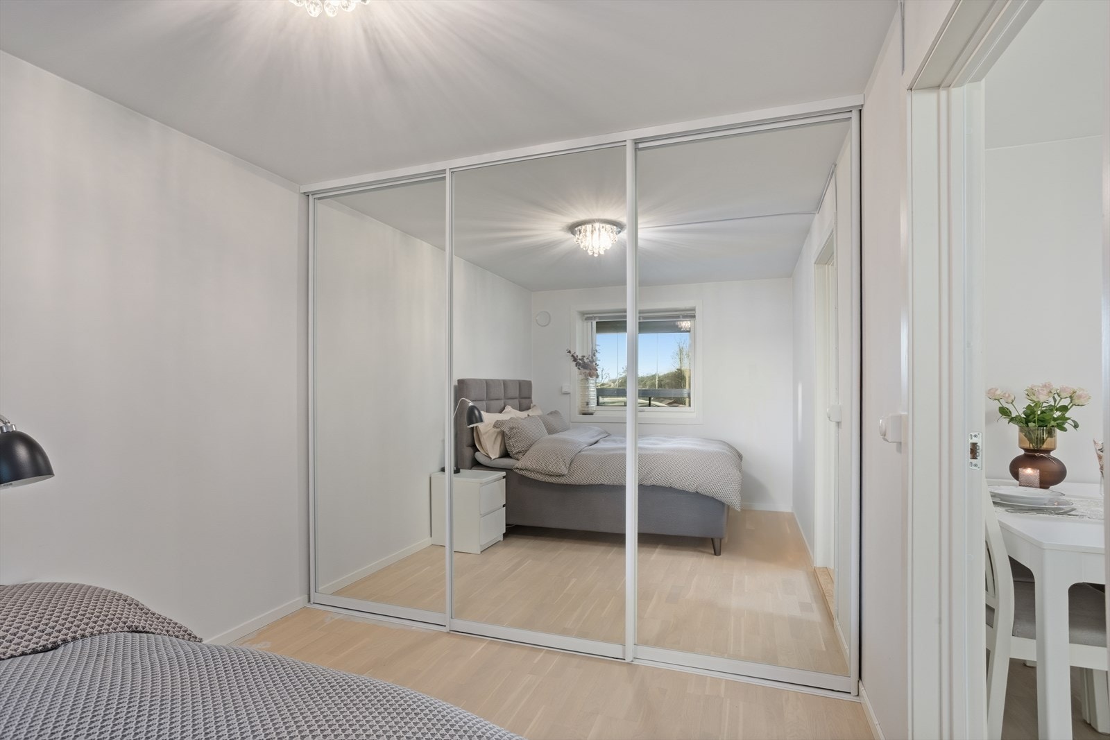 Det er montert skyvedørsgarderobe på soverommet så her har man plass til det man skulle trenge Galleribilde