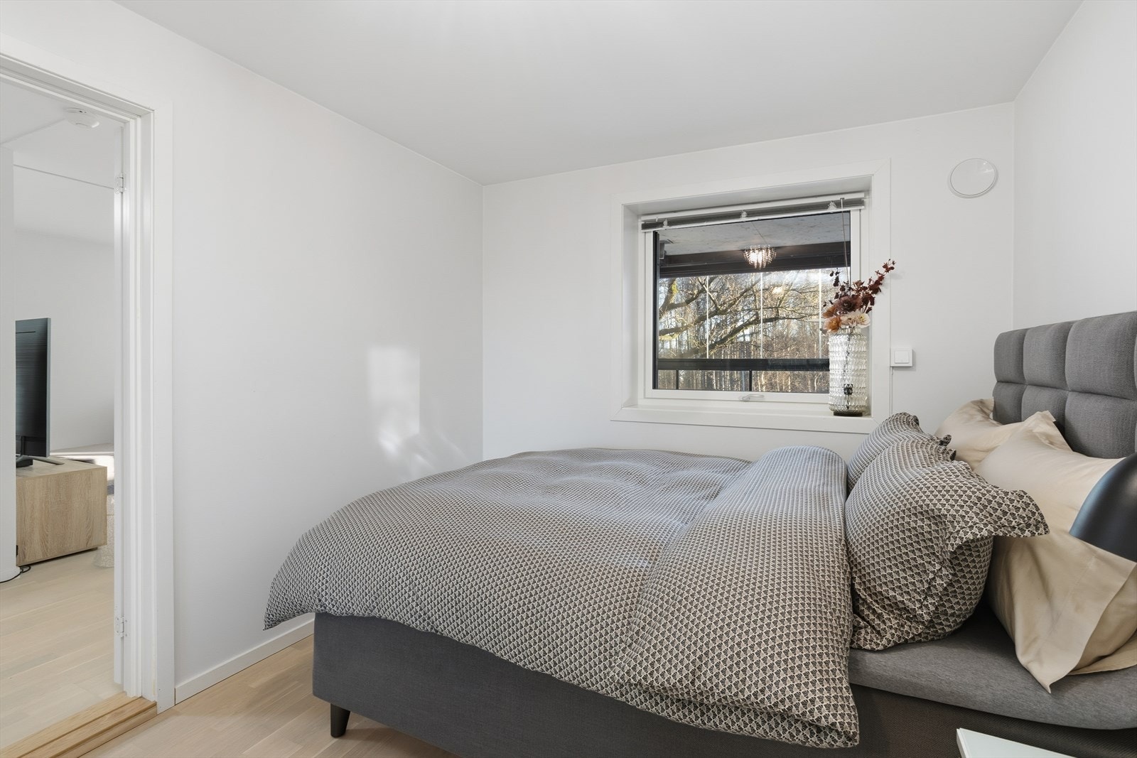Soverommet har god størrelse og med en romslig skyvedørsgarderobe hvor den moteinteresserte har godt om plass Galleribilde