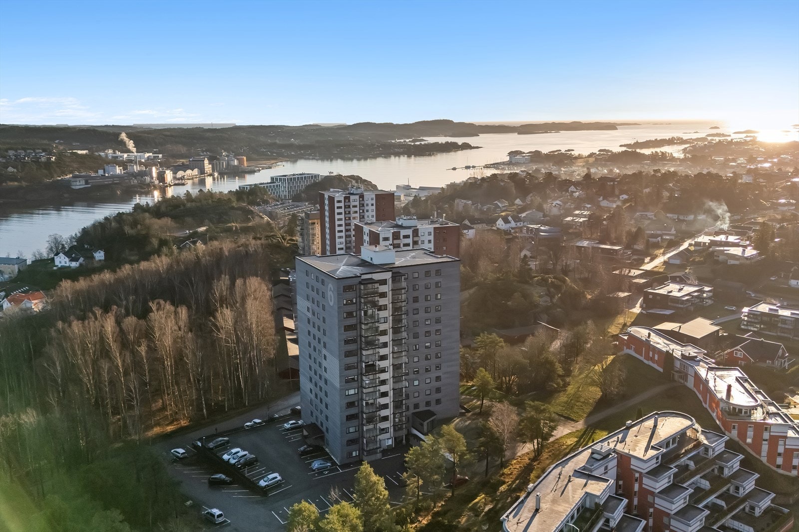 Leiligheten ligger med nærhet til skog og natur, men kun ca. 20 minutters gange til sentrum Galleribilde