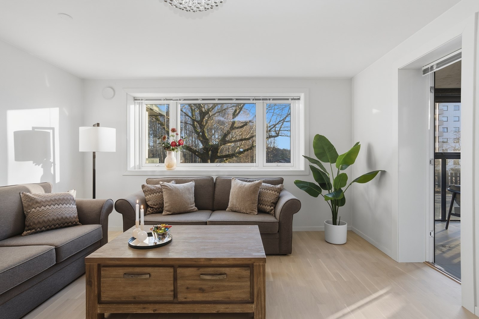 Det er pent gulv, godt om plass til en hjørnesofa og kanskje litt stæsj for å få hjemmekosen Galleribilde
