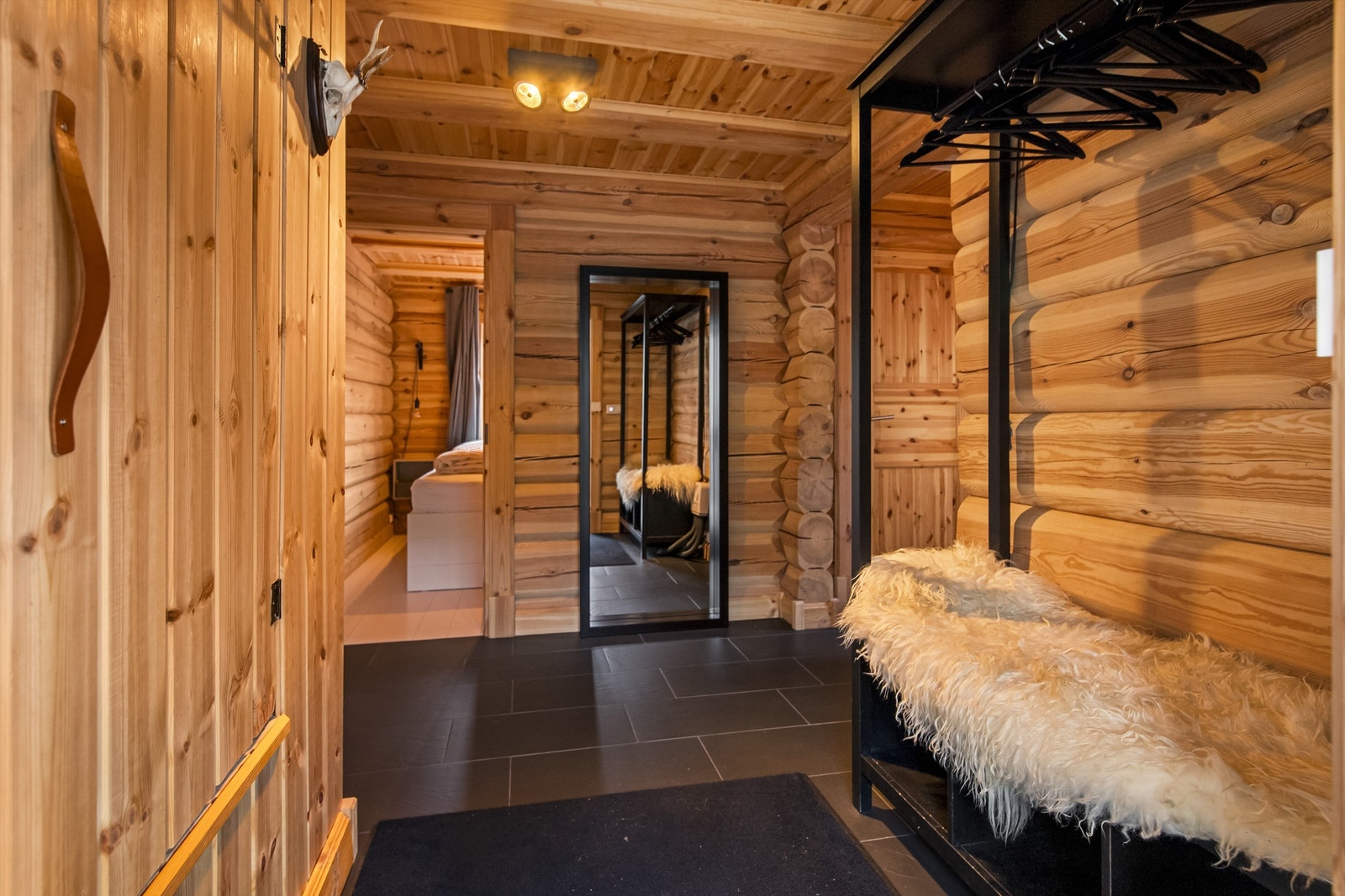 Romslig hall/entrè med fin plass til å henge av yttertøy Galleribilde