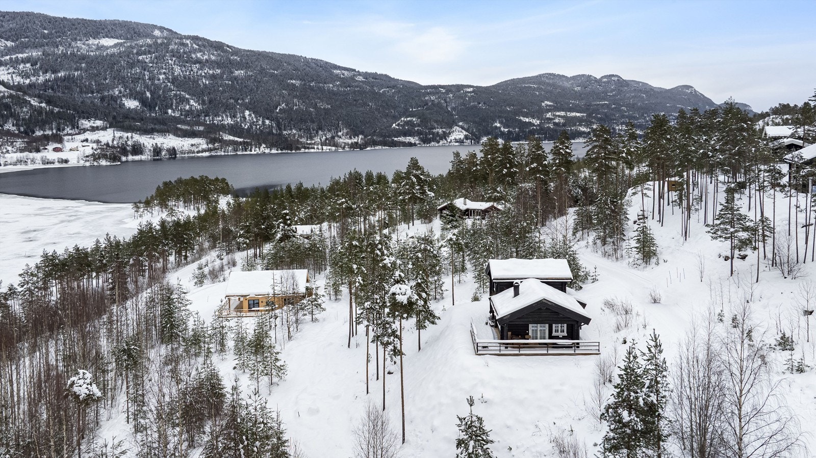Høyt og fritt beliggende med utsikt til Vråvatn og omkringliggende fjellkjede Galleribilde