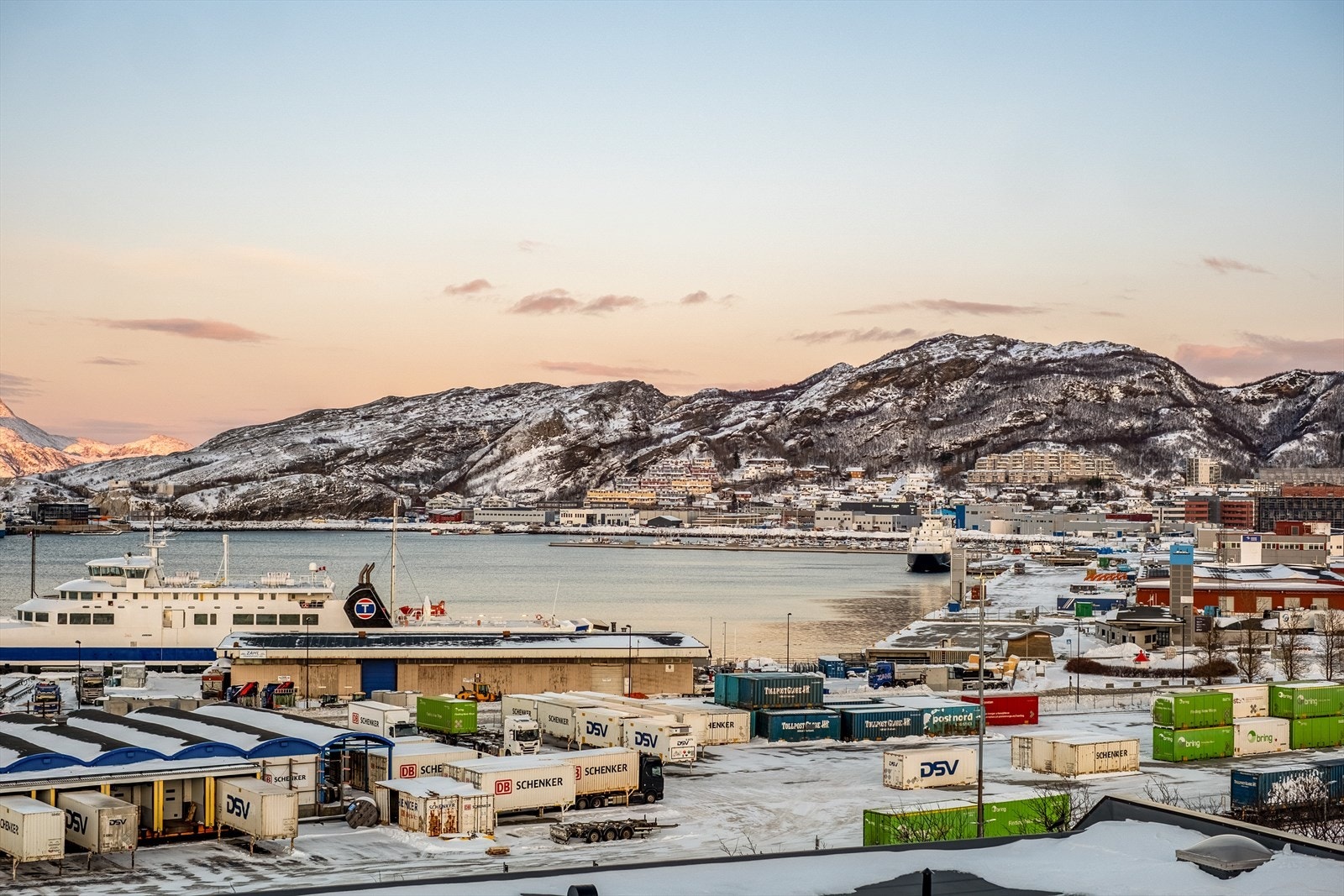Nærhet til havnen med båttrafikk og maritim aktivitet. Galleribilde