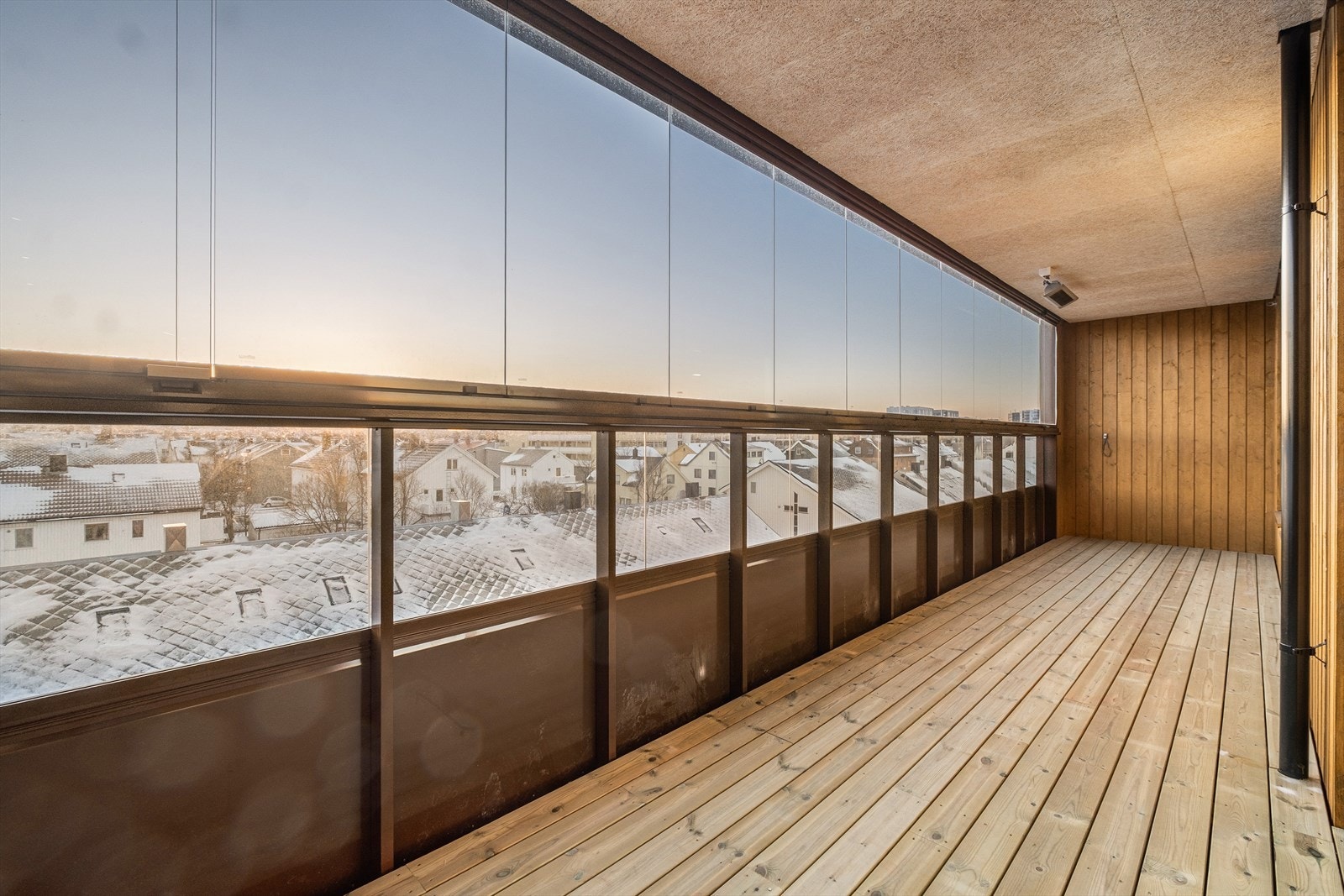 Leiligheten har to innglassede balkonger på til sammen 28 m². Loggiabalkongene er kledd i en varm, gyllen trekledning som gir en lun og eksklusiv atmosfære. Galleribilde