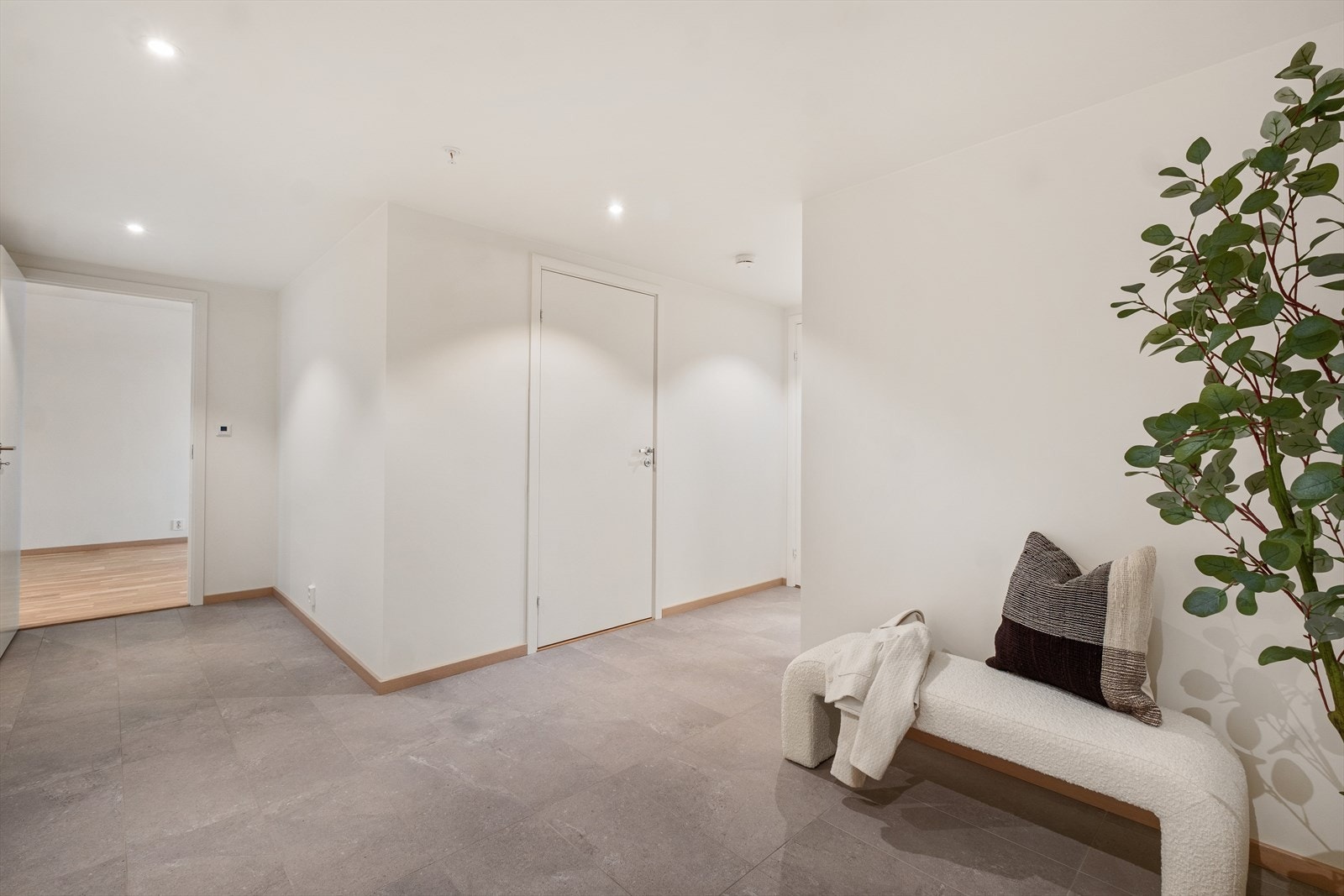 Her er det vannbåren gulvvarme og downlights i himlingen. Galleribilde