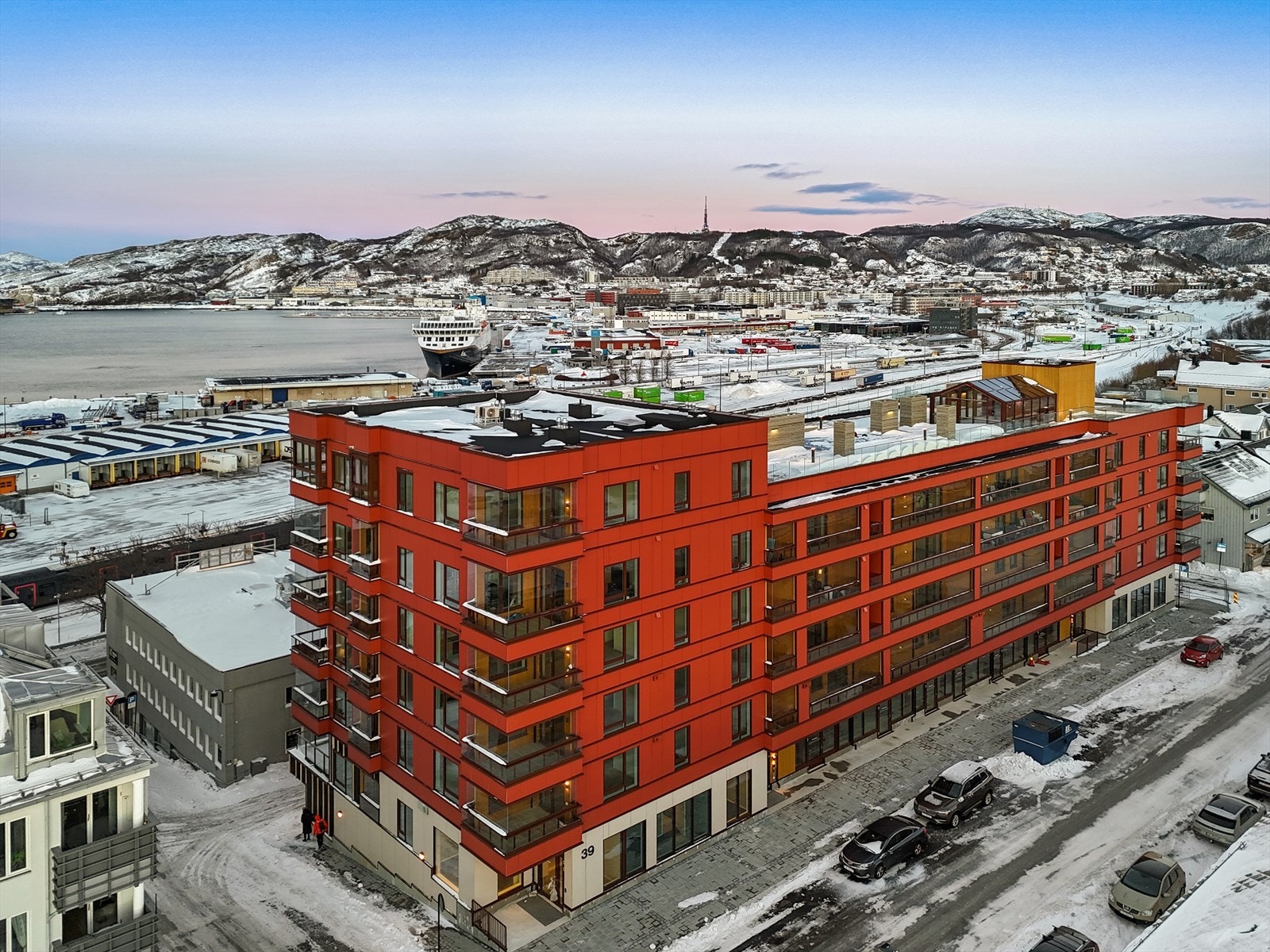 Her lever du midt i det pulserende bylivet, samtidig som du kan trekke deg tilbake og nyte utsikten over byen, havnen og fjellene fra uteplassene. Galleribilde