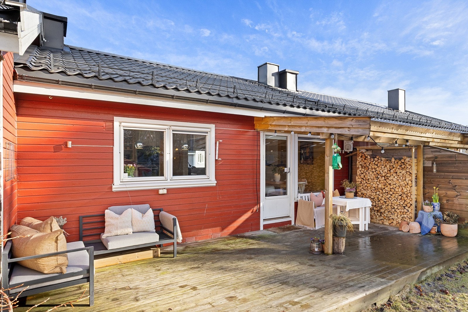God plass til både spisebord og sittegruppe, i tillegg til grill. Pergola er ikke byggemeldt, se pkt. ferdigattest i salgsoppgave Galleribilde
