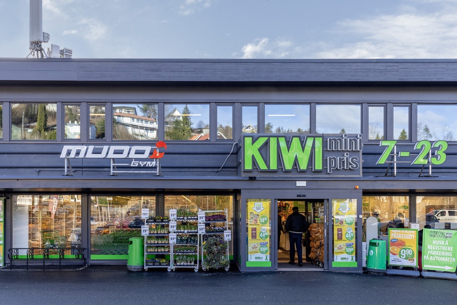 På Prinsdal torg er det flere butikker og spisesteder, blant annet Kiwi, Bogerud tekstil og Bislett kebab house Galleribilde
