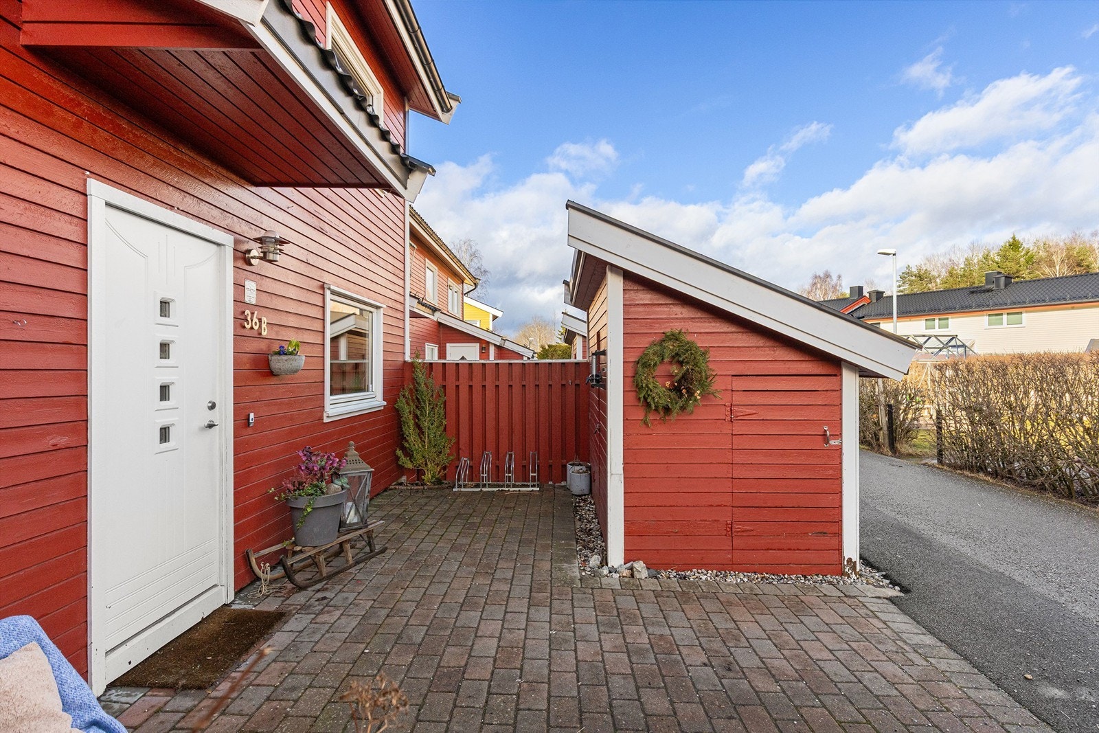 Utebod som har plass til sykler og ski, i tillegg til ved Galleribilde