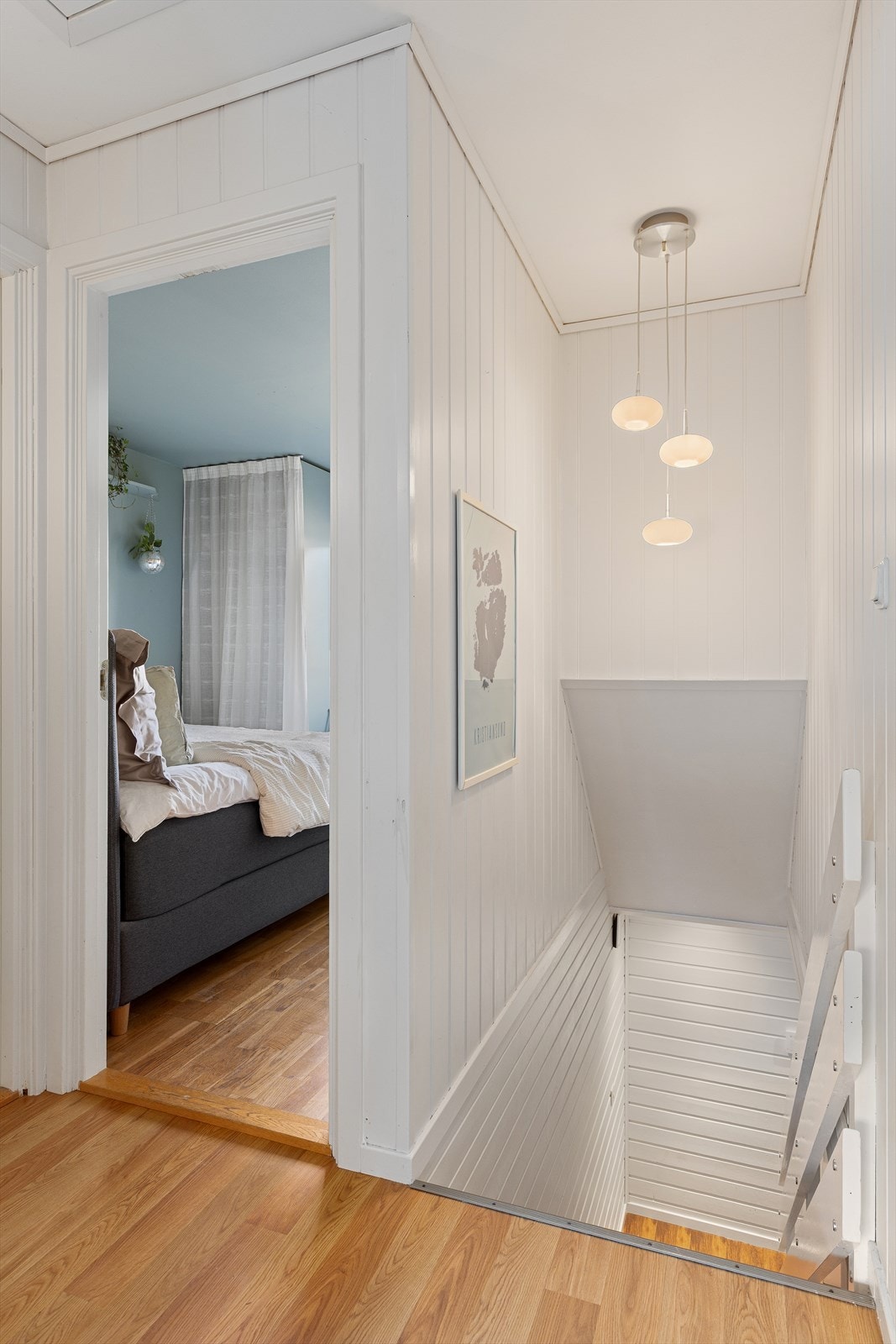 Ett av boligens 3 soverom ligger i denne etasjen. Fra mellomgangen er det tilgang til lagringsloft via takluke Galleribilde
