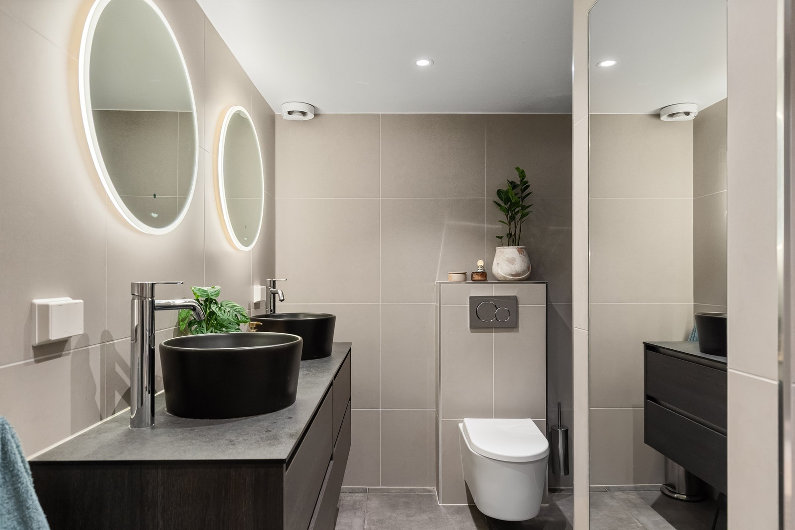 Badet var tidligere to rom som ble slått sammen for å lage et romslig og funksjonelt familiebad Galleribilde