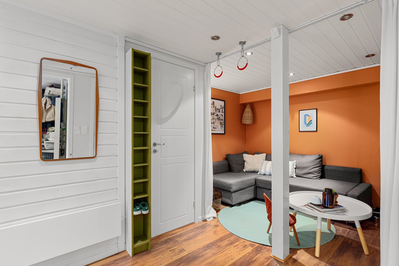 I den innerste delen av gangen er det fin plass til en sofa og en ekstra TV eller bokhyller Galleribilde