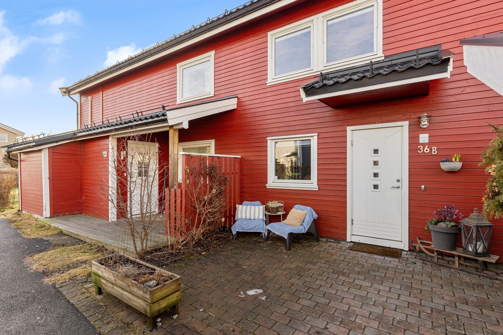 Foran inngangspartiet er det en hyggelig hellelagt uteplass med morgensol Galleribilde